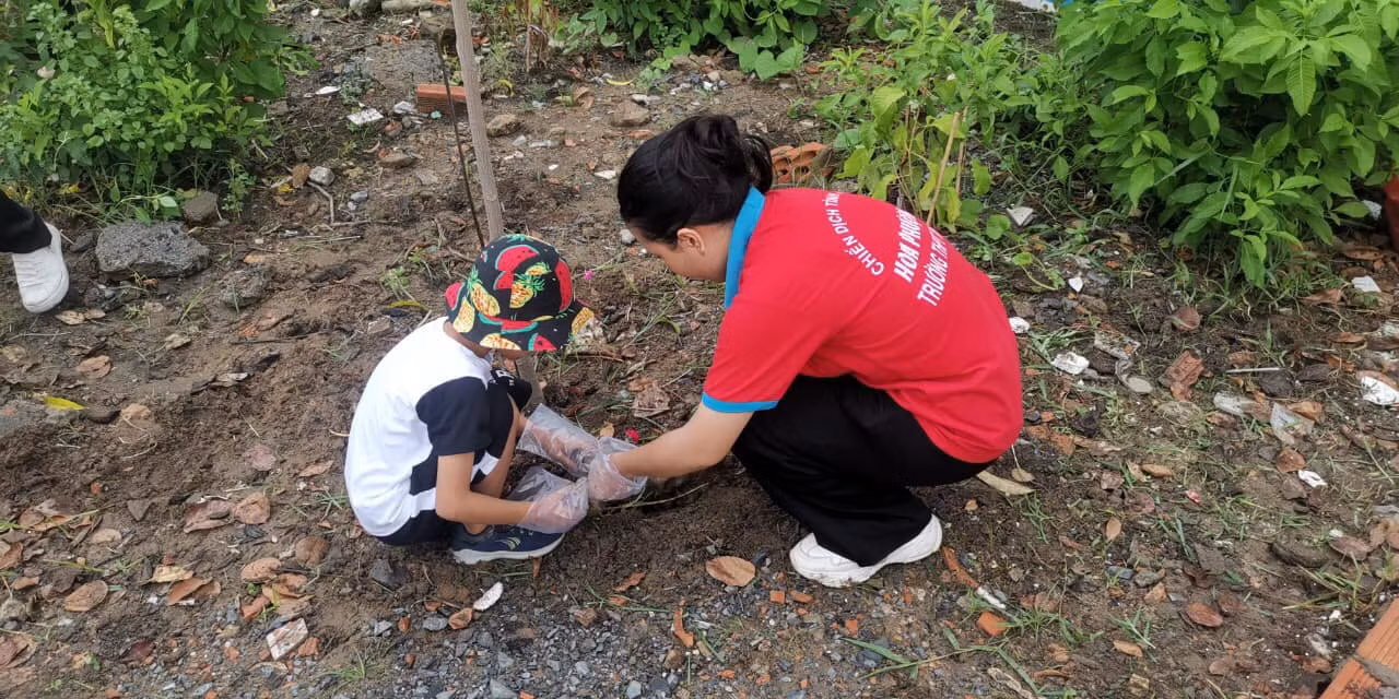 Các em thiếu nhi cũng được ủng hộ tham gia hoạt động dọn rác, trồng cây để nâng cao ý thức bảo vệ môi trường. Ảnh: Đoàn trường THPT Thủ Thiêm.