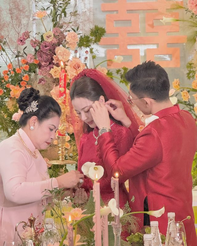 Cô dâu Midu nhận của hồi môn từ gia đình nhà chồng.