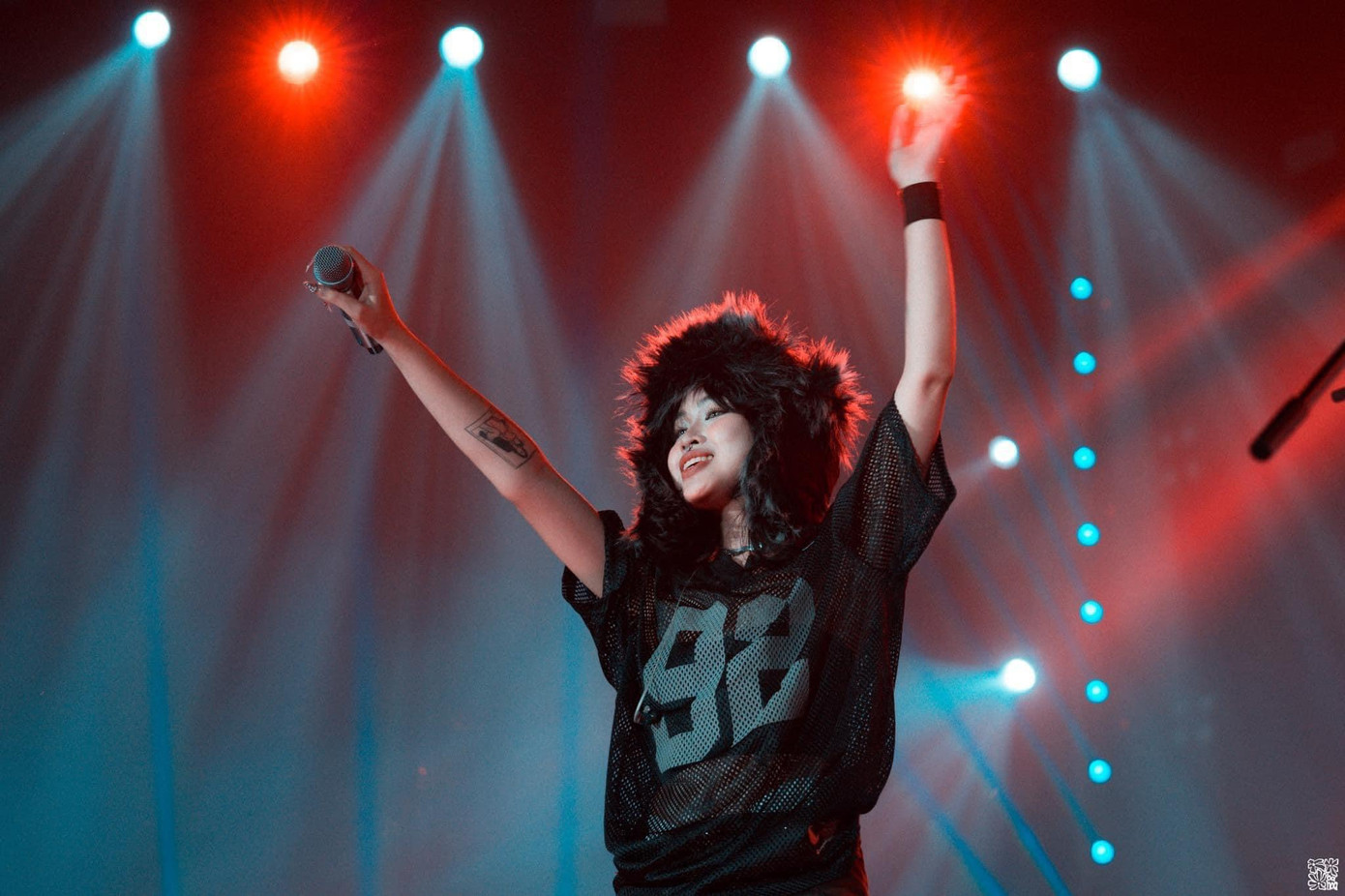 Cô nàng còn nổi tiếng nhờ những bản cover triệu view trên TikTok. Cô nàng còn nổi tiếng nhờ những bản cover triệu view trên TikTok.