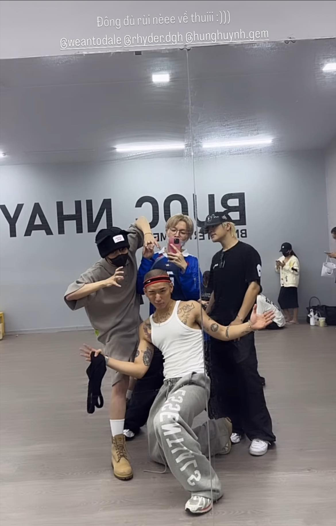 Team I'm Thinking About You bắt đầu tập luyện cho đêm concert sắp tới, nhưng có vẻ như các thành viên vừa tới đông đủ thì đã đến giờ về.