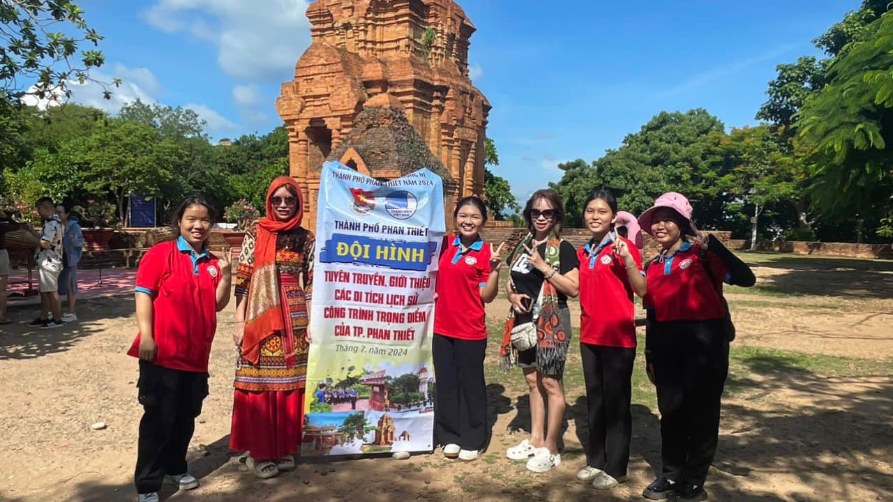 Đội hình tình nguyện giới thiệu về tháp Pô Sah Inư - Phan Thiết. Ảnh: Tuổi Trẻ Phan Thiết Đội hình tình nguyện giới thiệu về tháp Pô Sah Inư - Phan Thiết. Ảnh: Tuổi Trẻ Phan Thiết