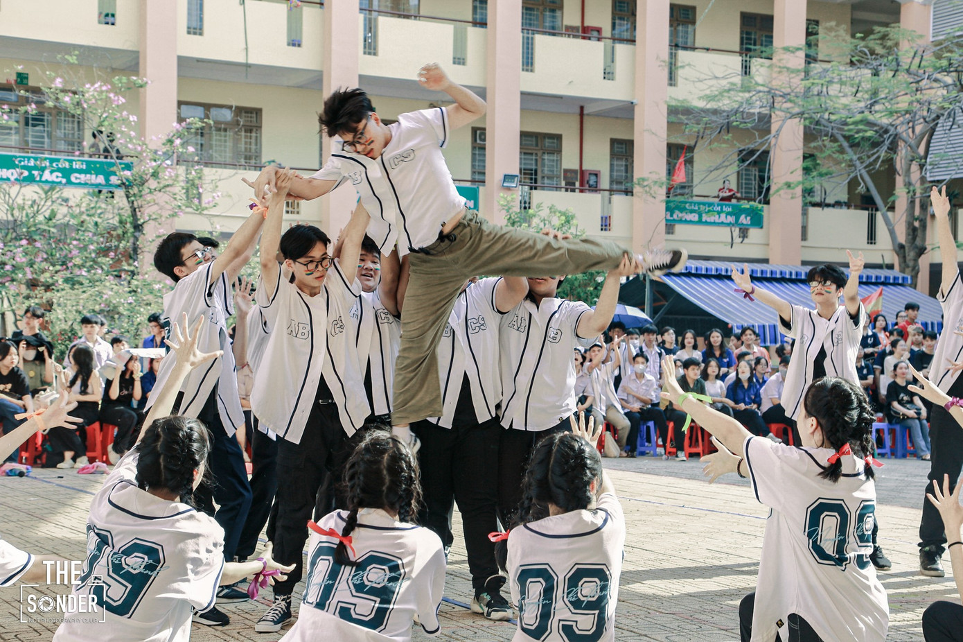 và chơi cũng hết mình". Ảnh: NCT Photography Club, CLB Truyền thông trường THPT Nguyễn Chí Thanh và chơi cũng hết mình". Ảnh: NCT Photography Club, CLB Truyền thông trường THPT Nguyễn Chí Thanh