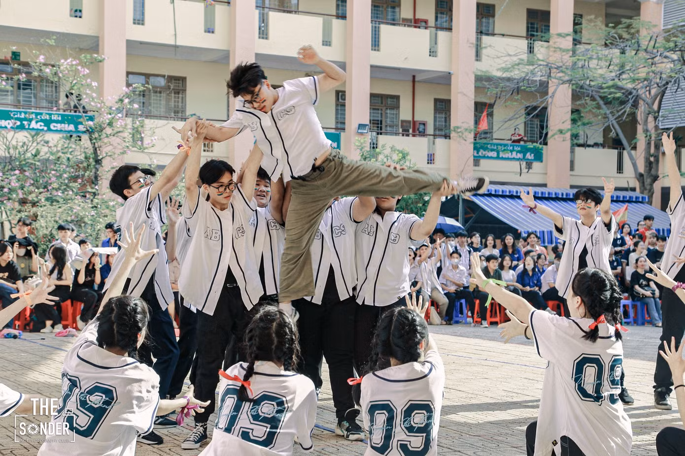 và chơi cũng hết mình". Ảnh: NCT Photography Club, CLB Truyền thông trường THPT Nguyễn Chí Thanh