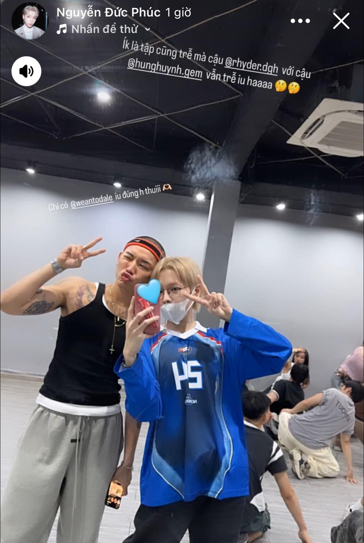 Đức Phúc và WEAN "nhắc nhở nhẹ" hai cậu em Rhyder và Hùng Huỳnh vì đi trễ.