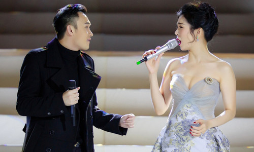 Nhiều khoảnh khắc đứng chung sân khấu của cả hai được netizen tìm ra. Nhiều khoảnh khắc đứng chung sân khấu của cả hai được netizen tìm ra.