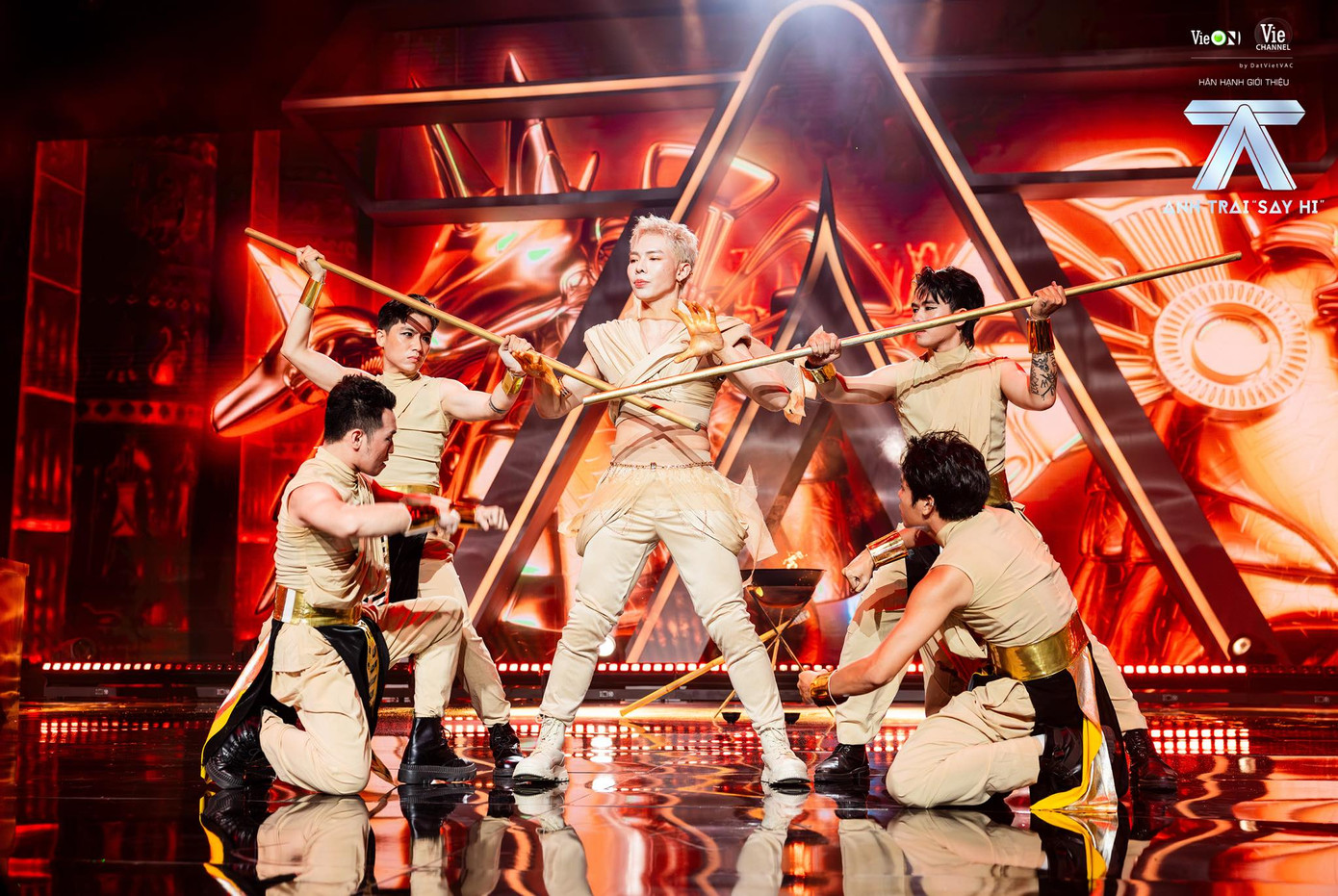 ERIK không kém cạnh khi dàn dựng một tiết mục công phu để thi đấu dance battle. Ngoài ra, anh cũng thử sức với thể loại rap trong Ngáo Ngơ.