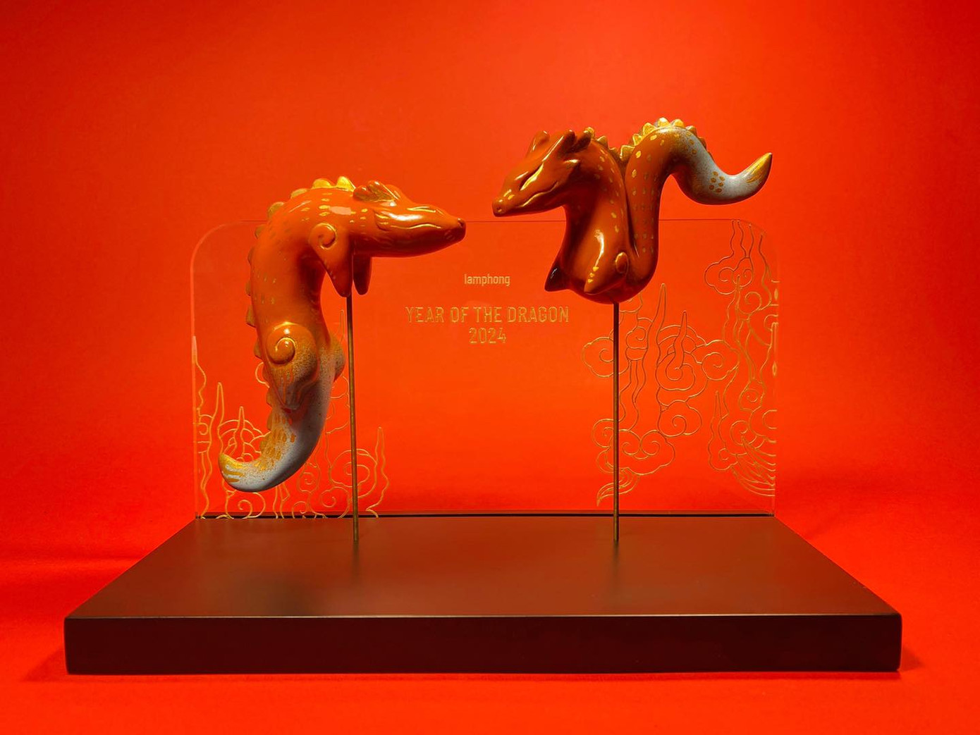 Màu cam đất khiến 2 chú tiểu long trông khỏe khoắn và bay bổng. (Ảnh: lamphong) Màu cam đất khiến 2 chú tiểu long trông khỏe khoắn và bay bổng. (Ảnh: lamphong)