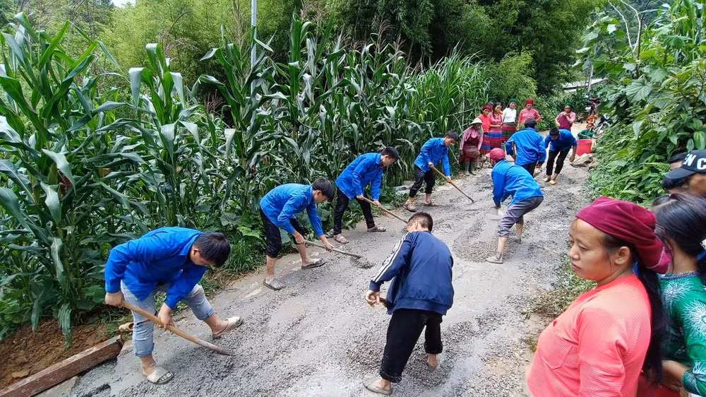 Các chiến sĩ cùng người dân địa phương đồng lòng "xây" lại đường đi sau khi bị sạc lở. Ảnh: Huyện đoàn Mèo Vạc