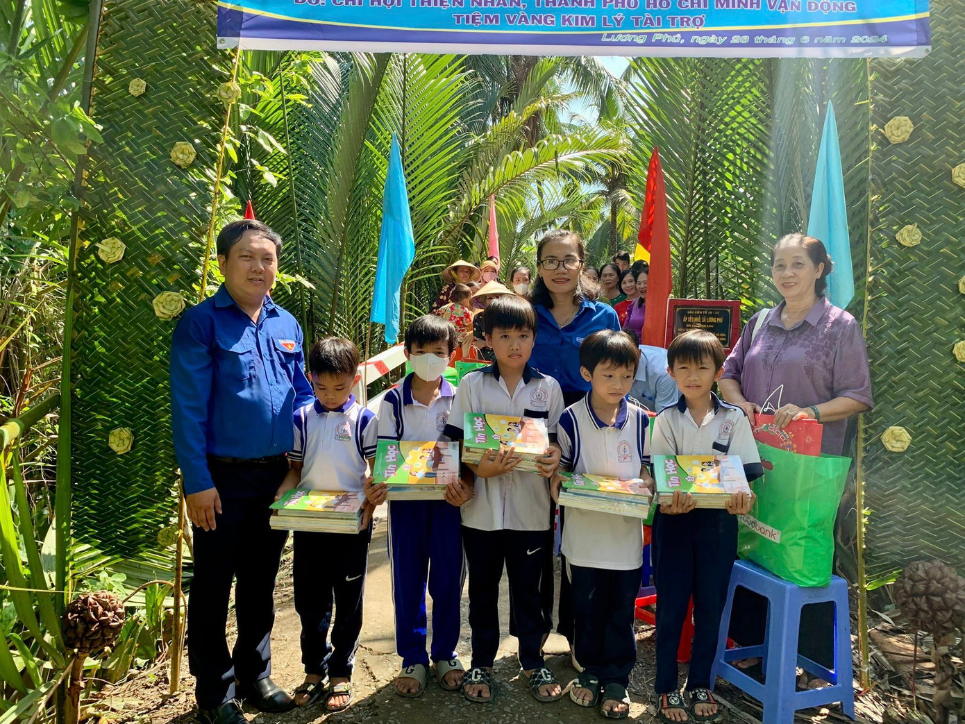 Nhân dịp này, Ban Tổ chức buổi lễ cũng đã trao tặng 15 bộ sách giáo khoa cho các em học sinh và quà, tiền mặt cho các hộ dân có hoàn cảnh khó khăn trên địa bàn xã Lương Phú. Ảnh: Thành đoàn Bến Tre