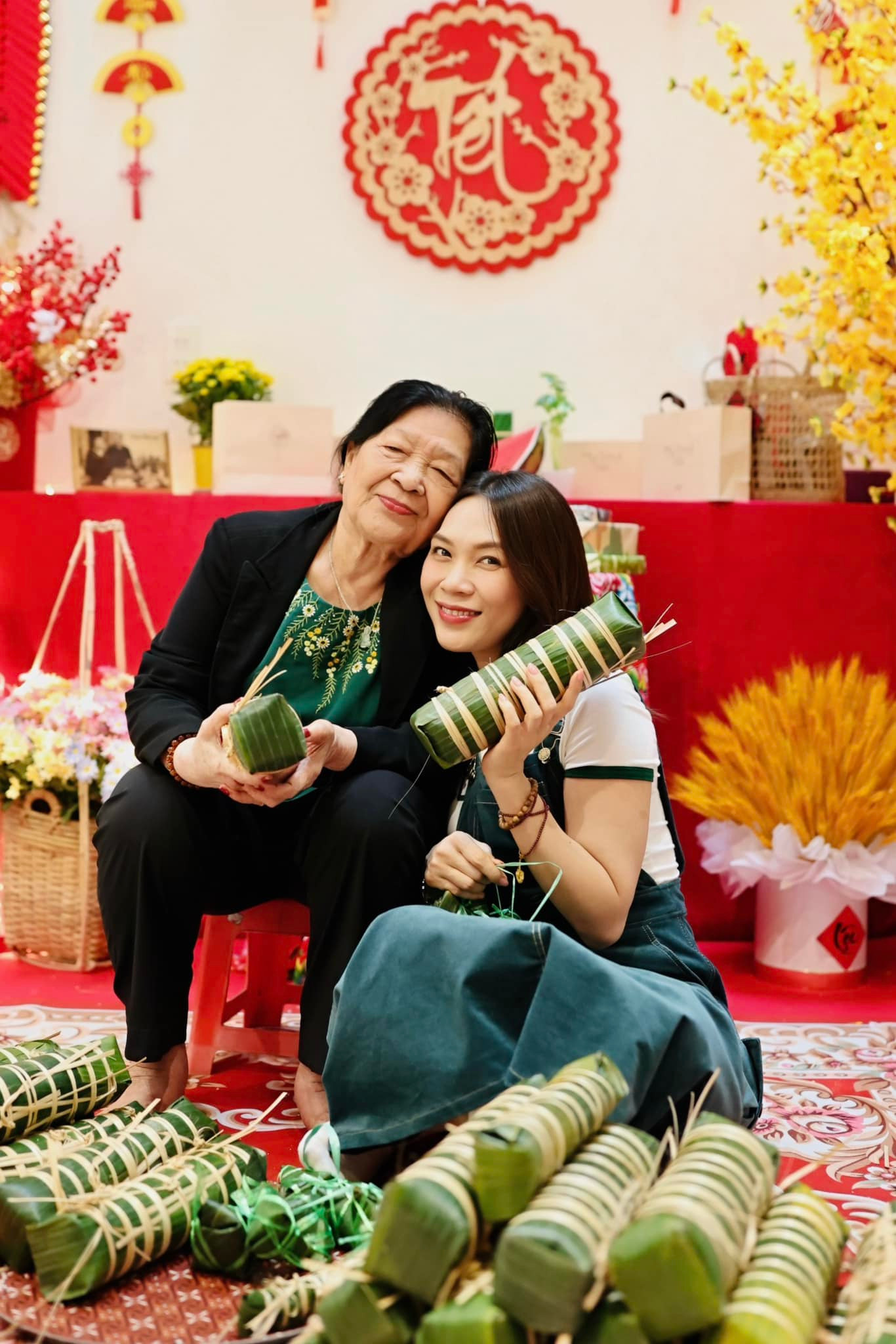Như thường lệ vào mỗi dịp Tết, Mỹ Tâm và gia đình quây quần gói bánh tét, làm mứt.
