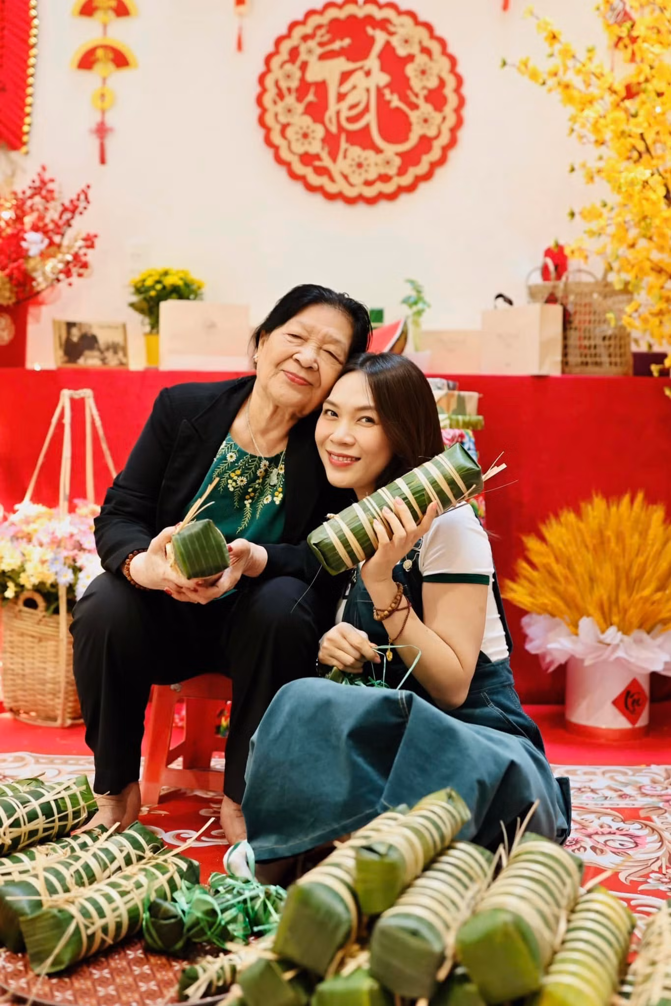 Như thường lệ vào mỗi dịp Tết, Mỹ Tâm và gia đình quây quần gói bánh tét, làm mứt.
