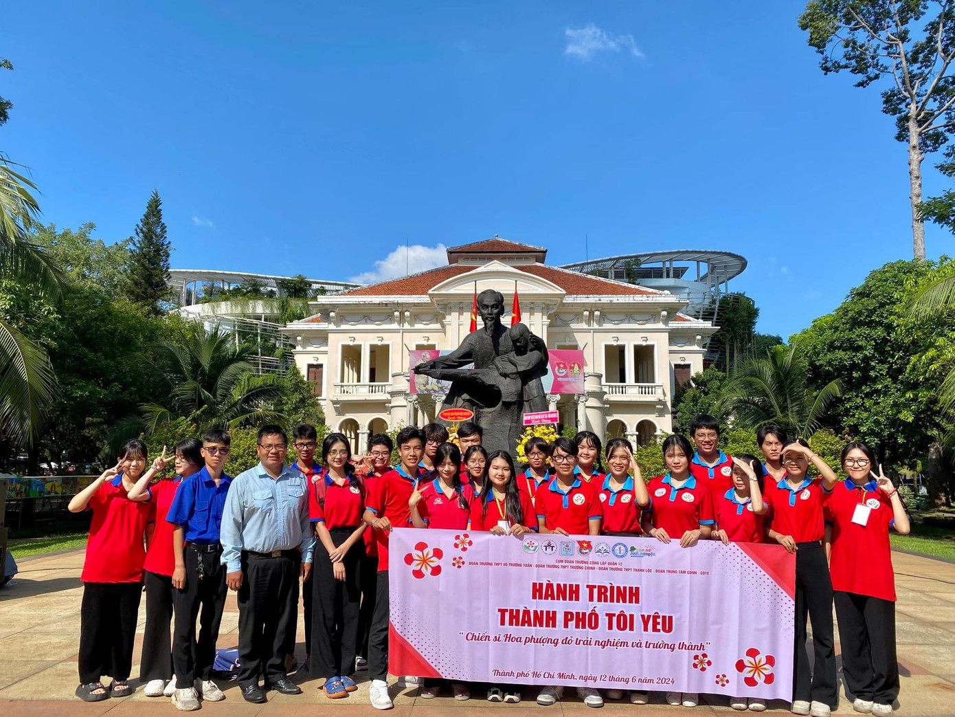 Thực hiện phương châm: "Chiến sĩ Hoa Phượng Đỏ trải nghiệm để trưởng thành", mỗi chiến sĩ đều cố gắng hoàn thành tốt nhiệm vụ được giao để phát huy tinh thần tuổi trẻ hăng say tình nguyện. Ảnh: Đoàn Trường THPT Trường Chinh Quận 12. Thực hiện phương châm: "Chiến sĩ Hoa Phượng Đỏ trải nghiệm để trưởng thành", mỗi chiến sĩ đều cố gắng hoàn thành tốt nhiệm vụ được giao để phát huy tinh thần tuổi trẻ hăng say tình nguyện. Ảnh: Đoàn Trường THPT Trường Chinh Quận 12.