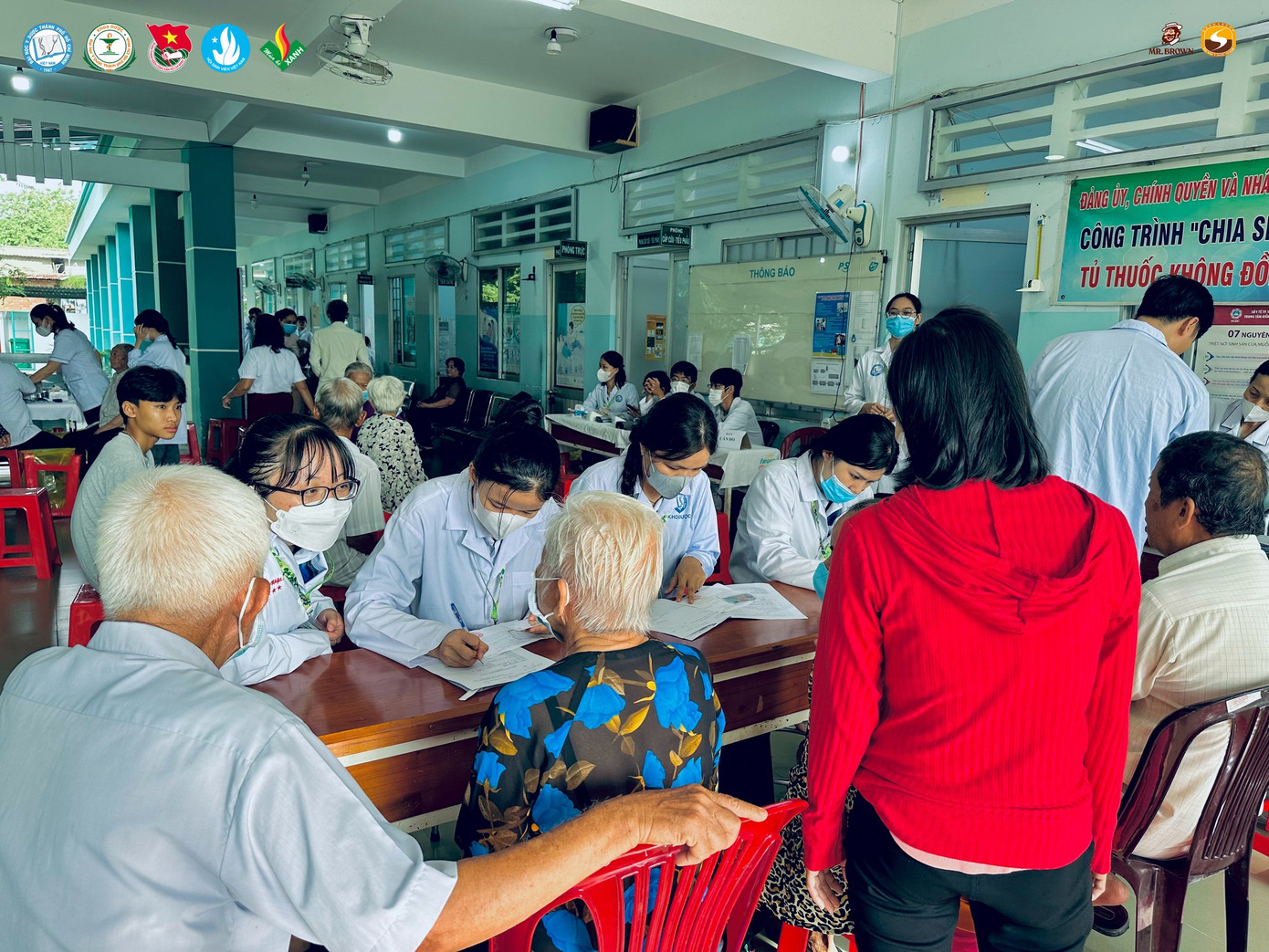 Ảnh: Blouse trắng tình nguyện Đại học Y Dược TP. Hồ Chí Minh Ảnh: Blouse trắng tình nguyện Đại học Y Dược TP. Hồ Chí Minh