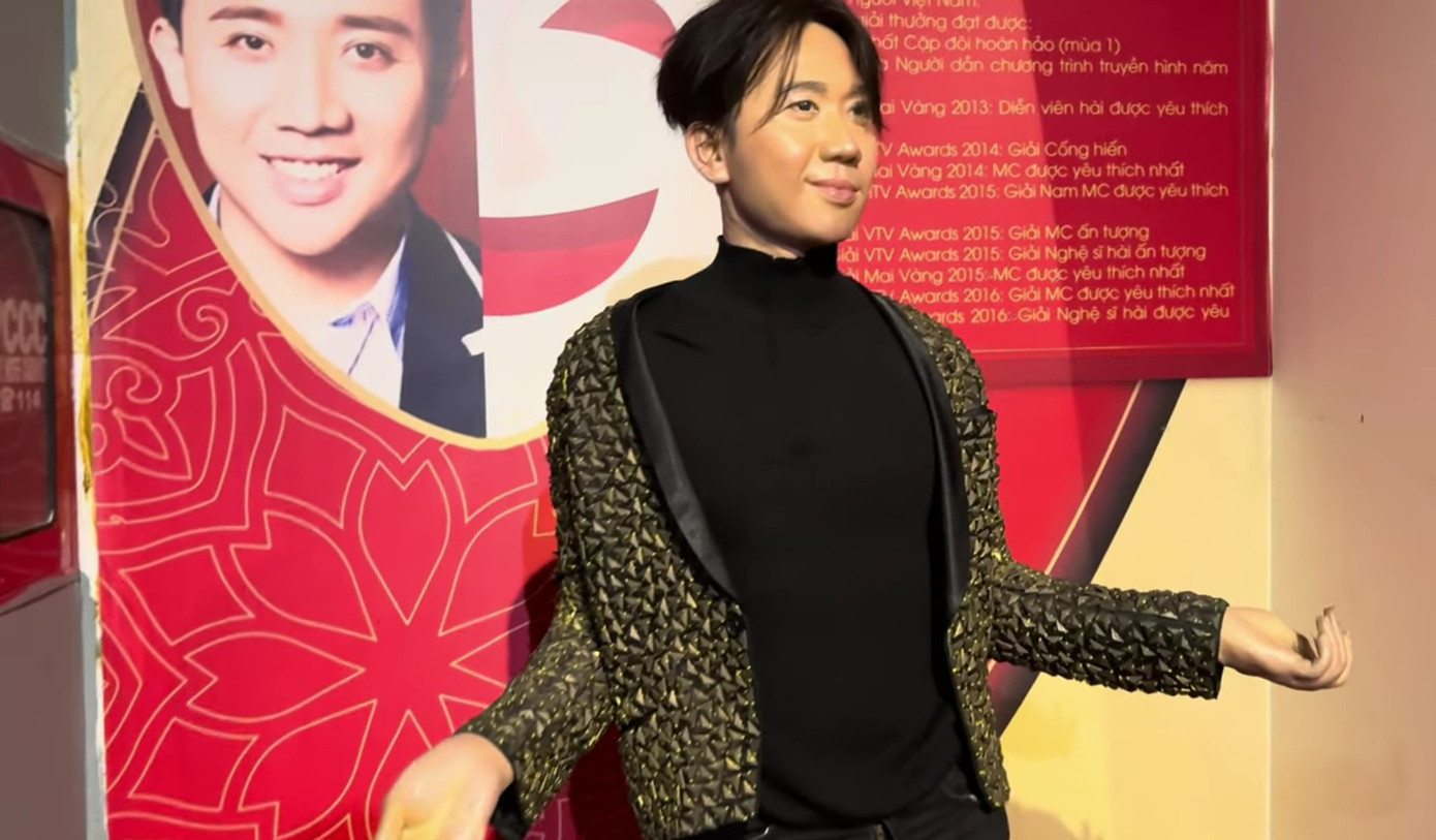 Trấn Thành thay đổi hoàn toàn từ tóc, trang phục đến biểu thần thái, dáng người. Trấn Thành thay đổi hoàn toàn từ tóc, trang phục đến biểu thần thái, dáng người.