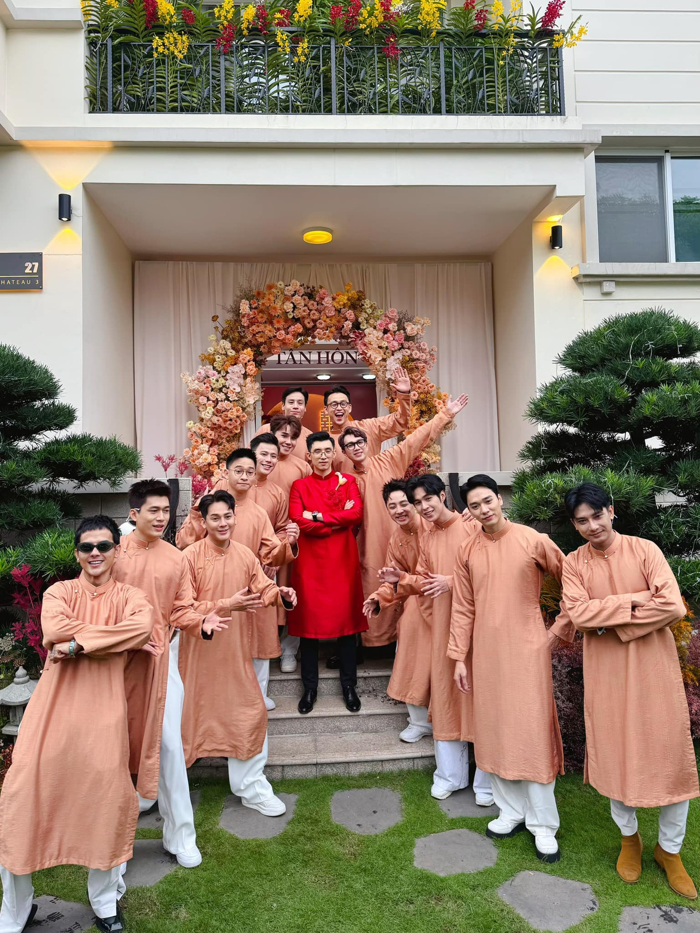 Dàn phụ rể gồm những hotboy như Hải Nam, Otis, Trần Anh Huy, Cao Xuân Tài, Lãnh Thanh, MC Minh Xù, MC Quang Bảo, Him Phạm, Tiến Công...