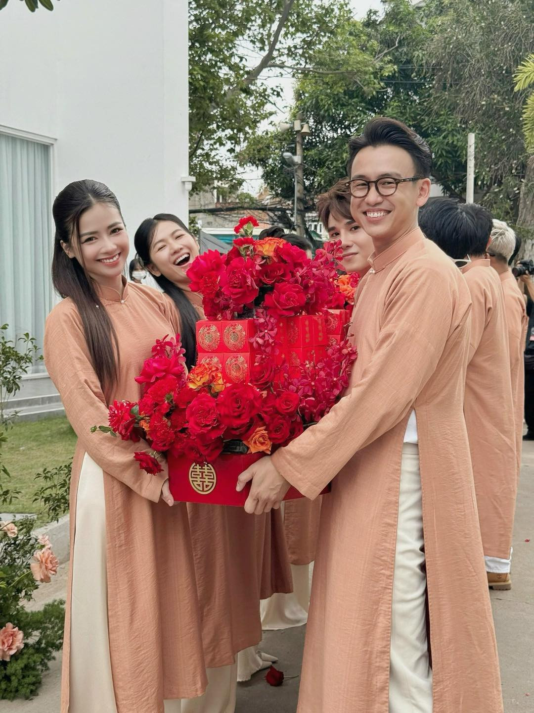 Nhà trai mang 14 tráp sính lễ qua rước dâu.