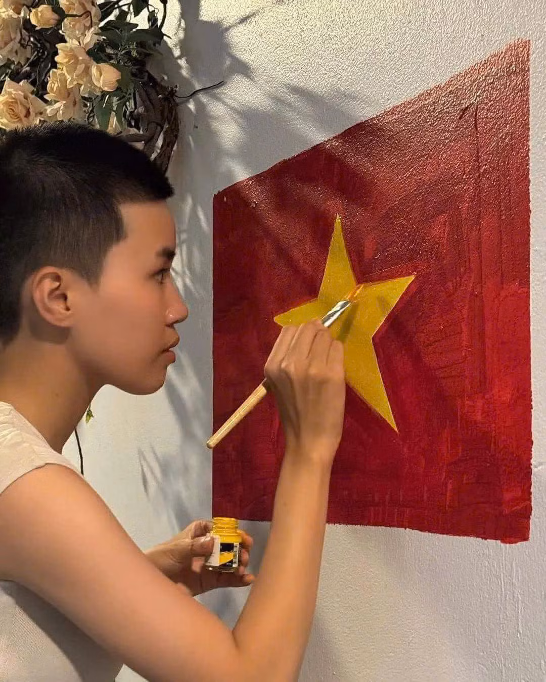 Rapper Pháo tham gia vào trào lưu ý nghĩa này bằng cách tự tay vẽ quốc kỳ. Rapper Pháo tham gia vào trào lưu ý nghĩa này bằng cách tự tay vẽ quốc kỳ.