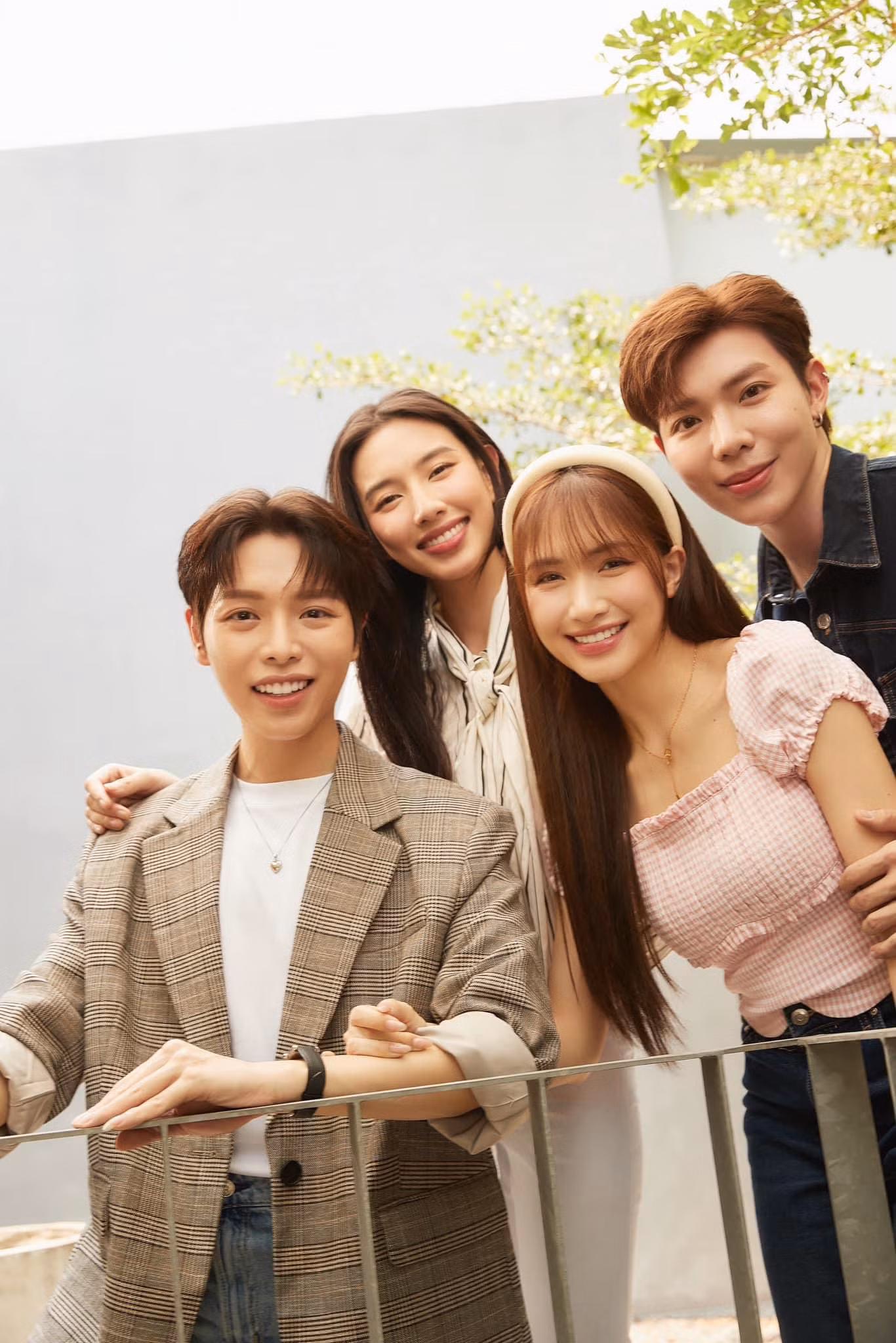 Chị cả nhiệt tình đóng vai "cameo" hỗ trợ Đức Phúc trong MV vừa ra mắt. Chị cả nhiệt tình đóng vai "cameo" hỗ trợ Đức Phúc trong MV vừa ra mắt.