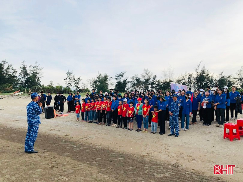 Hoạt động nhằm bồi đắp thêm tình yêu đối với biển, đảo quê hương, từ đó nâng cao ý thức, trách nhiệm của đoàn viên, thanh niên trong việc bảo vệ chủ quyền biển, đảo của Tổ quốc. Ảnh: Báo Hà Tĩnh