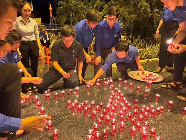 Các chiến sĩ đoàn viên thanh niên tham gia thắp nến, thể hiện lòng biết ơn và tưởng nhớ sự hy sinh anh dũng các các anh hùng liệt sĩ. Ảnh: Báo Bình Thuận Online Các chiến sĩ đoàn viên thanh niên tham gia thắp nến, thể hiện lòng biết ơn và tưởng nhớ sự hy sinh anh dũng các các anh hùng liệt sĩ. Ảnh: Báo Bình Thuận Online