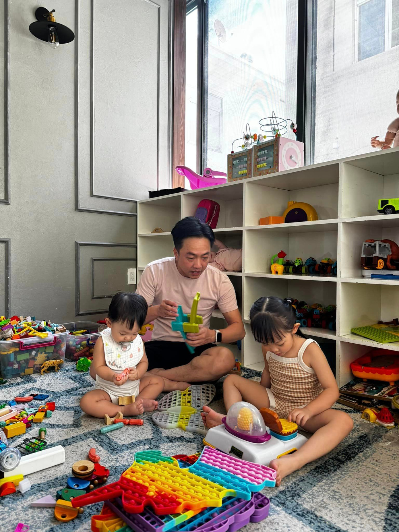 Cường Đô La ở nhà trông con cho Đàm Thu Trang đi chơi lễ cùng hội bạn thân.