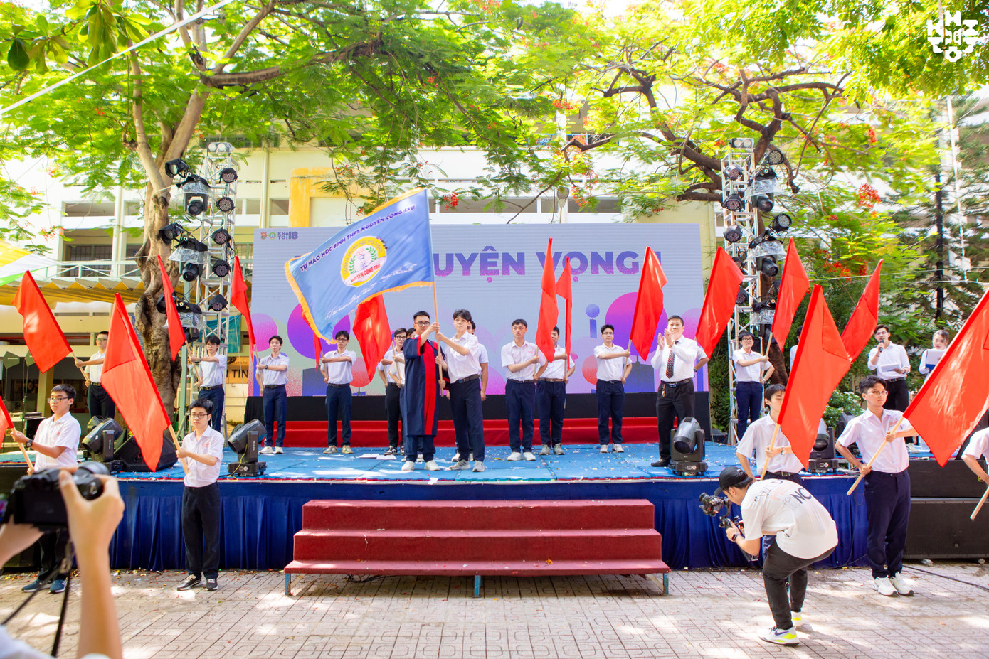 Với nhiều thế hệ học sinh trường Nguyễn Công Trứ, nghi thức rước cờ ngày ra trường đã trở thành một truyền thống không thể thiếu, đánh dấu cột mốc “Từ nơi đây tôi trưởng thành”.