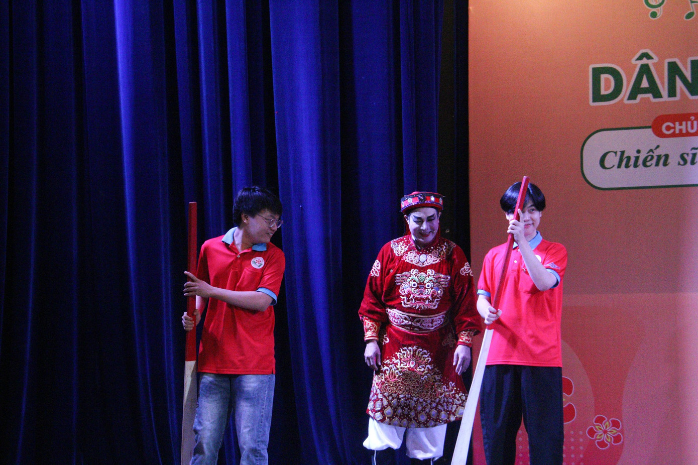 Sau phần trình diễn, các chiến sĩ Hoa Phượng Đỏ được trải nghiệm hóa thân thành một nghệ sĩ Hát Bội. Ảnh: Chiến dịch Hoa Phượng Đỏ TP.HCM