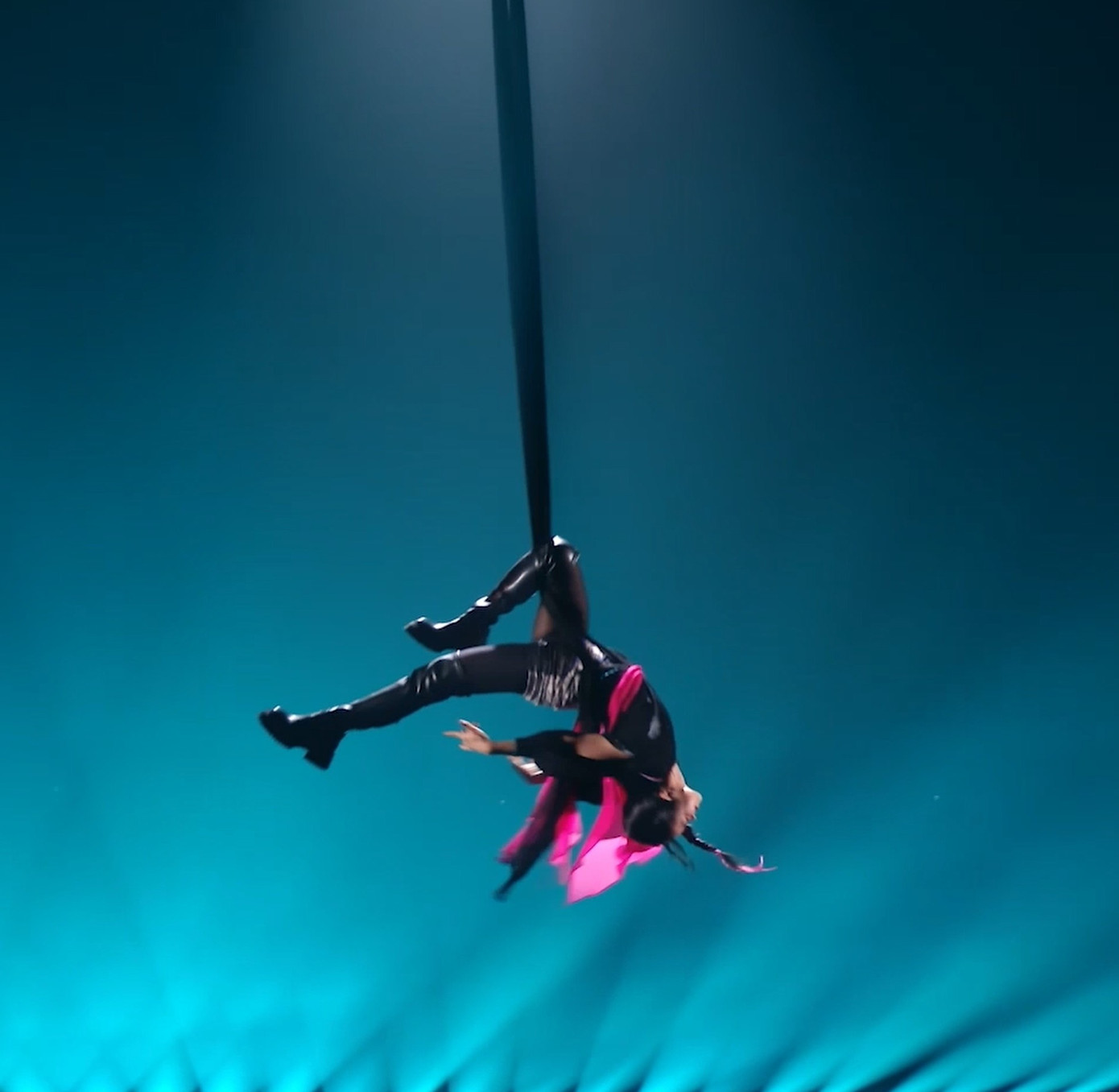 Tuy xếp thứ hạng không quá cao nhưng Suni đã hoàn thành tốt màn trình diễn đầu tiên. Tuy xếp thứ hạng không quá cao nhưng Suni đã hoàn thành tốt màn trình diễn đầu tiên.