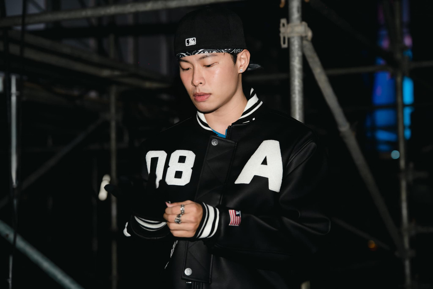 Tham gia Rap Việt mùa 3, HURRYKNG ghi điểm với chất giọng trầm, cuốn hút, và lối tư duy âm nhạc sáng tạo. Tham gia Rap Việt mùa 3, HURRYKNG ghi điểm với chất giọng trầm, cuốn hút, và lối tư duy âm nhạc sáng tạo.