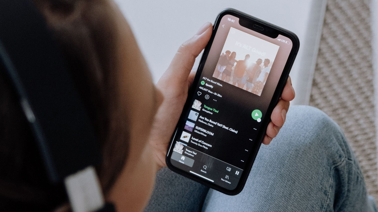 Đối với bản trả phí, người dùng sẽ nhận về nhiều quyền lợi, giúp trải nghiệm nghe nhạc trở nên thuận lợi và trọn vẹn hơn. Ảnh tổng hợp từ Internet Đối với bản trả phí, người dùng sẽ nhận về nhiều quyền lợi, giúp trải nghiệm nghe nhạc trở nên thuận lợi và trọn vẹn hơn. Ảnh tổng hợp từ Internet