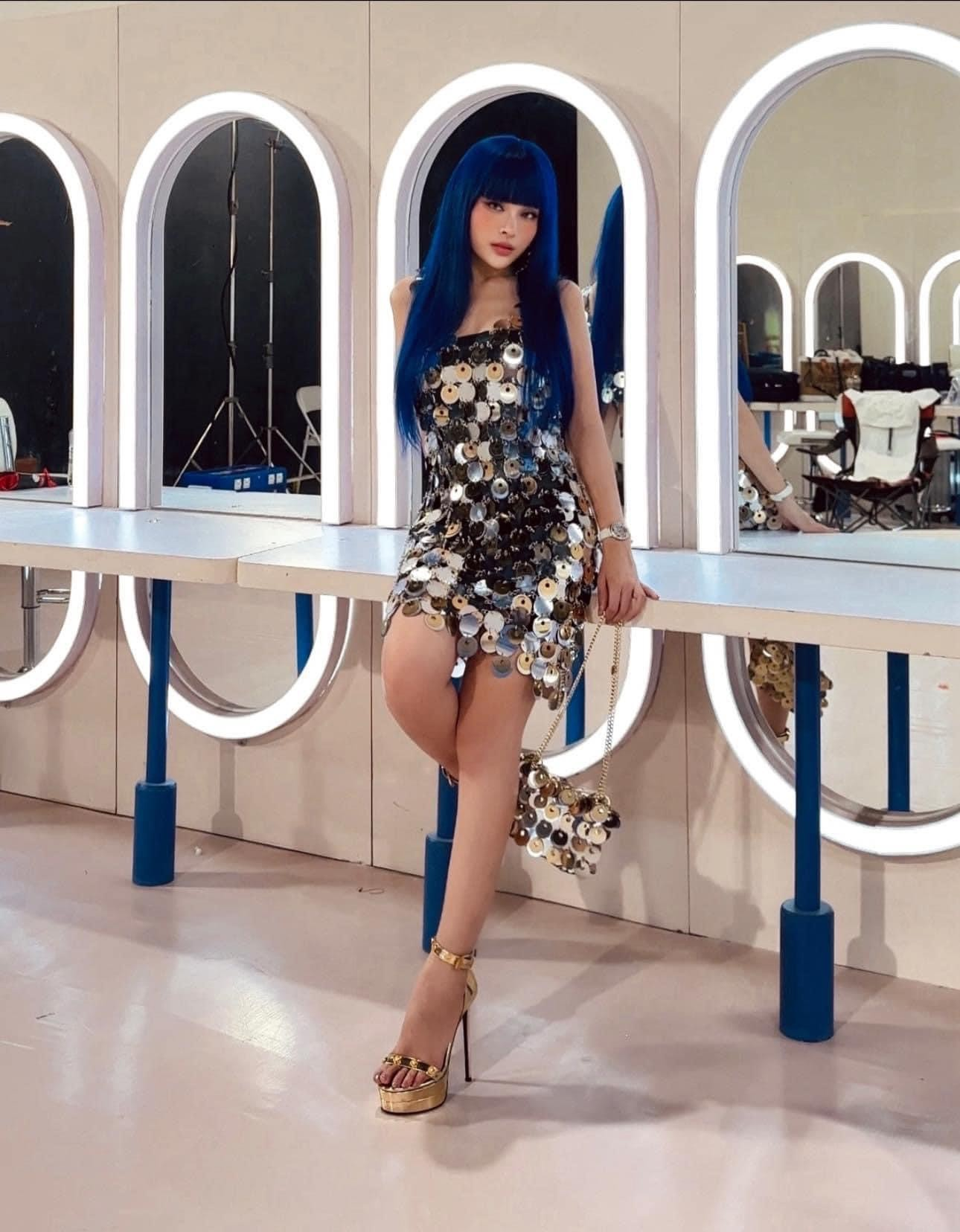 Màn thay đổi màu tóc mới giúp Huyền Baby để lại nhiều ấn tượng với khán giả. Màn thay đổi màu tóc mới giúp Huyền Baby để lại nhiều ấn tượng với khán giả.