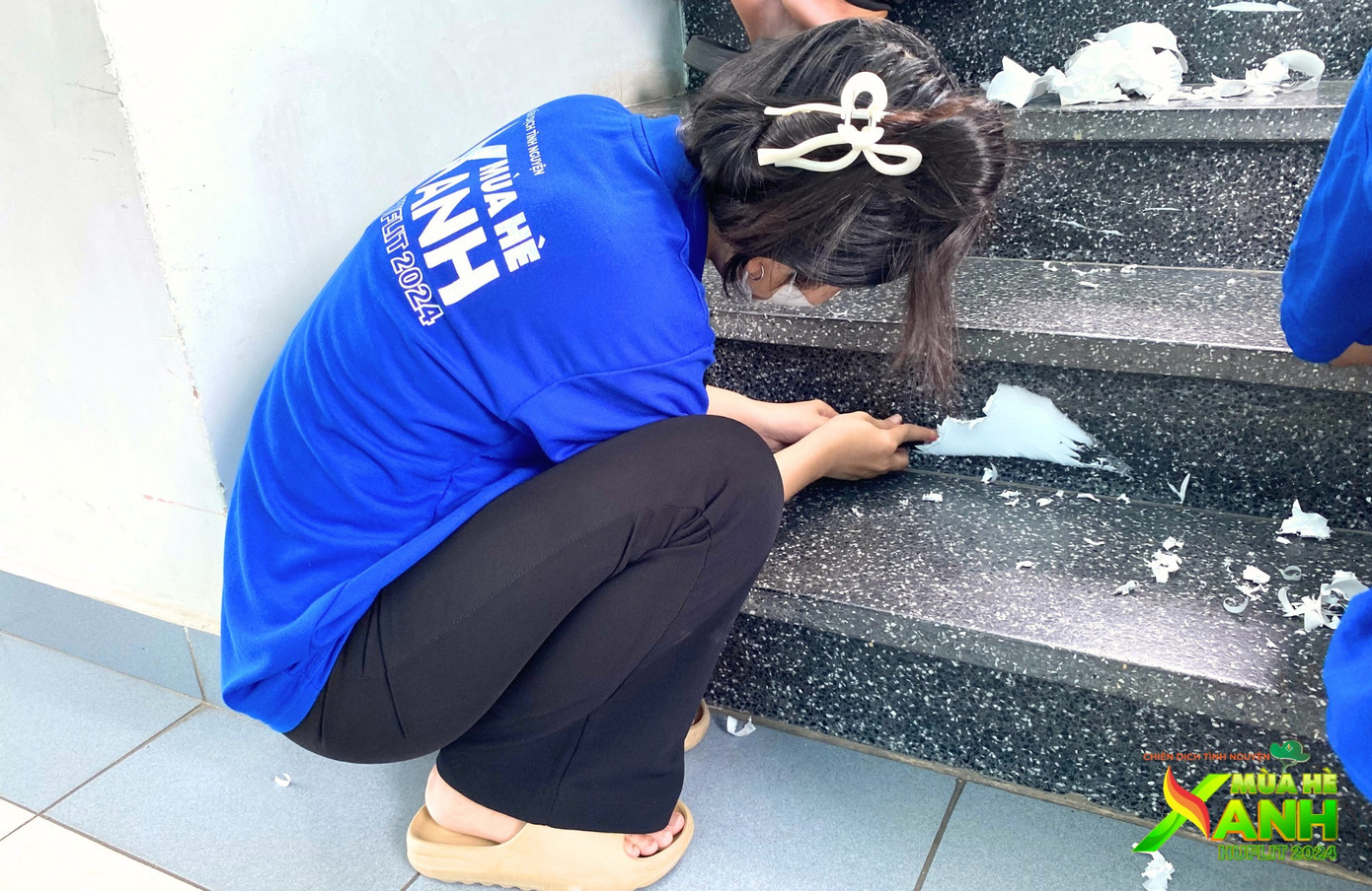 Với sự tinh thần làm việc năng suất và hiệu quả, các bạn chiến sĩ đã bước đầu gỡ bỏ đi lớp áo &quot;cũ&quot; tại các khu vực cầu thang, chuẩn bị cho sự thay đổi &quot;diện mạo&quot; sắp tới.