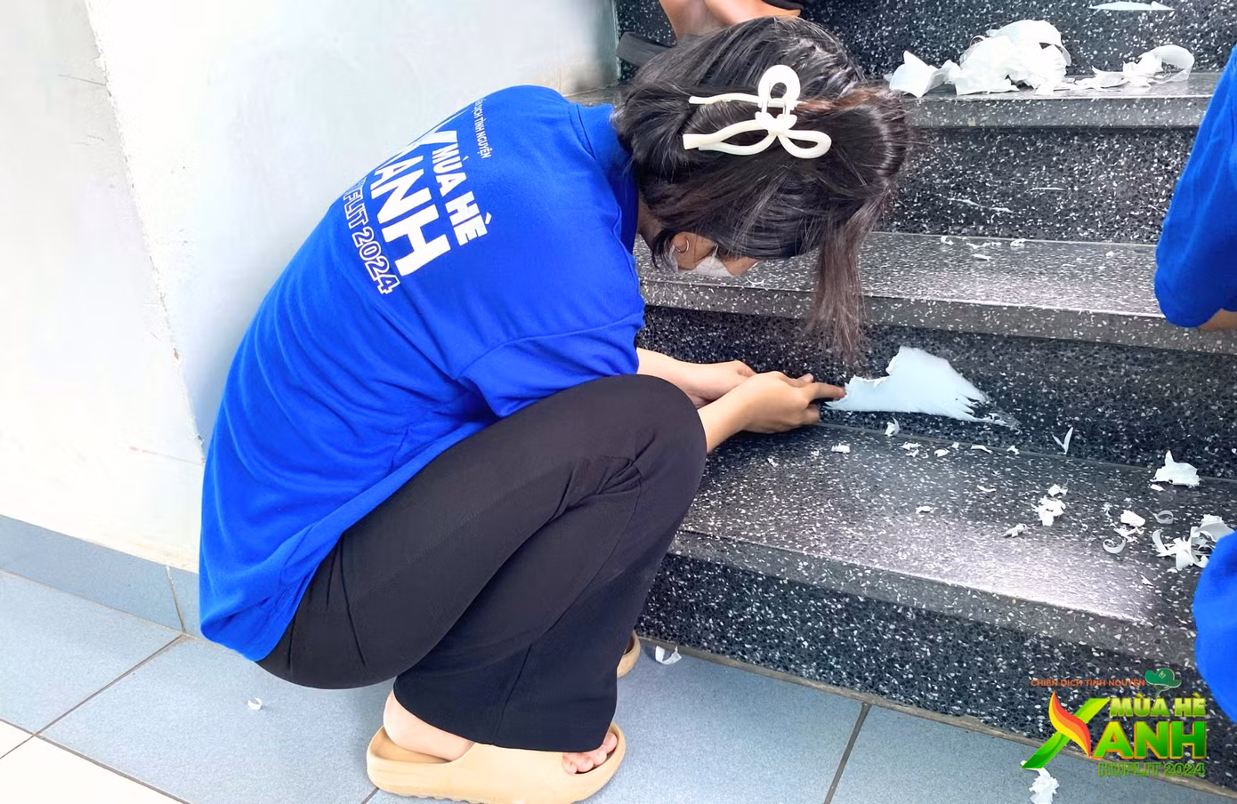 Với sự tinh thần làm việc năng suất và hiệu quả, các bạn chiến sĩ đã bước đầu gỡ bỏ đi lớp áo "cũ" tại các khu vực cầu thang, chuẩn bị cho sự thay đổi "diện mạo" sắp tới.