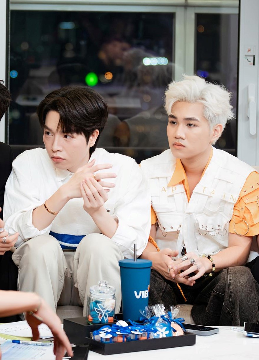 Gương mặt buồn bã, đăm chiêu của Captain sau khi biết được thứ hạng. Gương mặt buồn bã, đăm chiêu của Captain sau khi biết được thứ hạng.