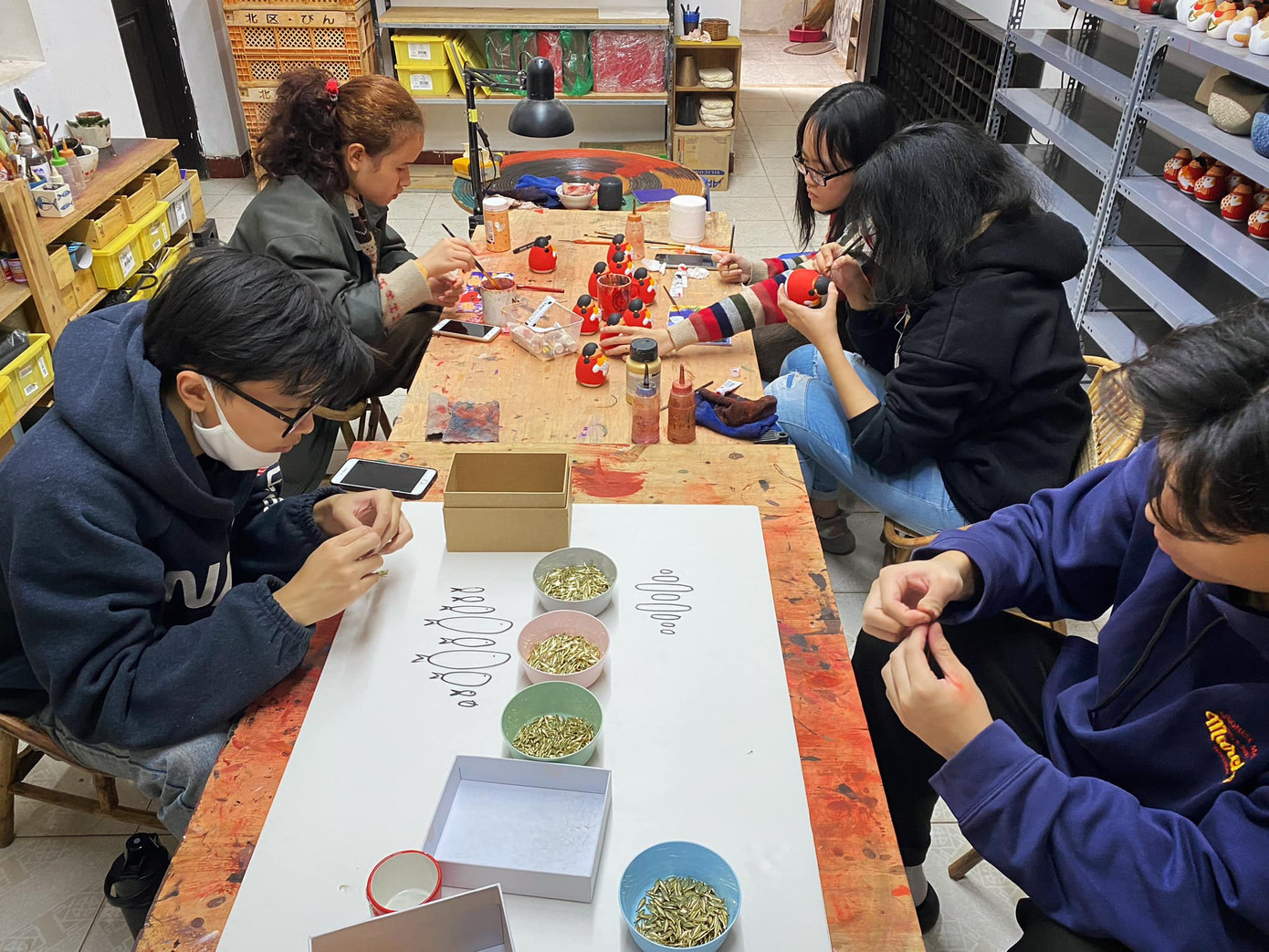 Những họa sĩ trẻ luôn cố gắng không ngừng để tạo ra những bộ quà tặng con giáp đặc sắc và chỉn chu nhất. (Ảnh: Le Huy) Những họa sĩ trẻ luôn cố gắng không ngừng để tạo ra những bộ quà tặng con giáp đặc sắc và chỉn chu nhất. (Ảnh: Le Huy)