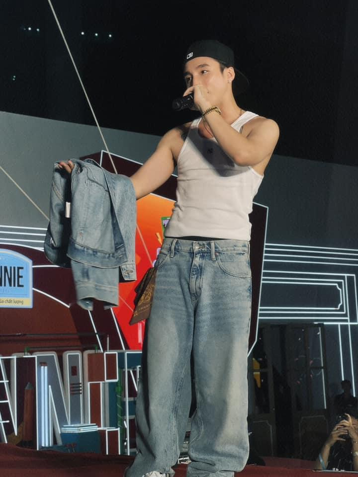 Sơn Tùng M-TP tương tác với fan trong màn trở lại sân khấu.