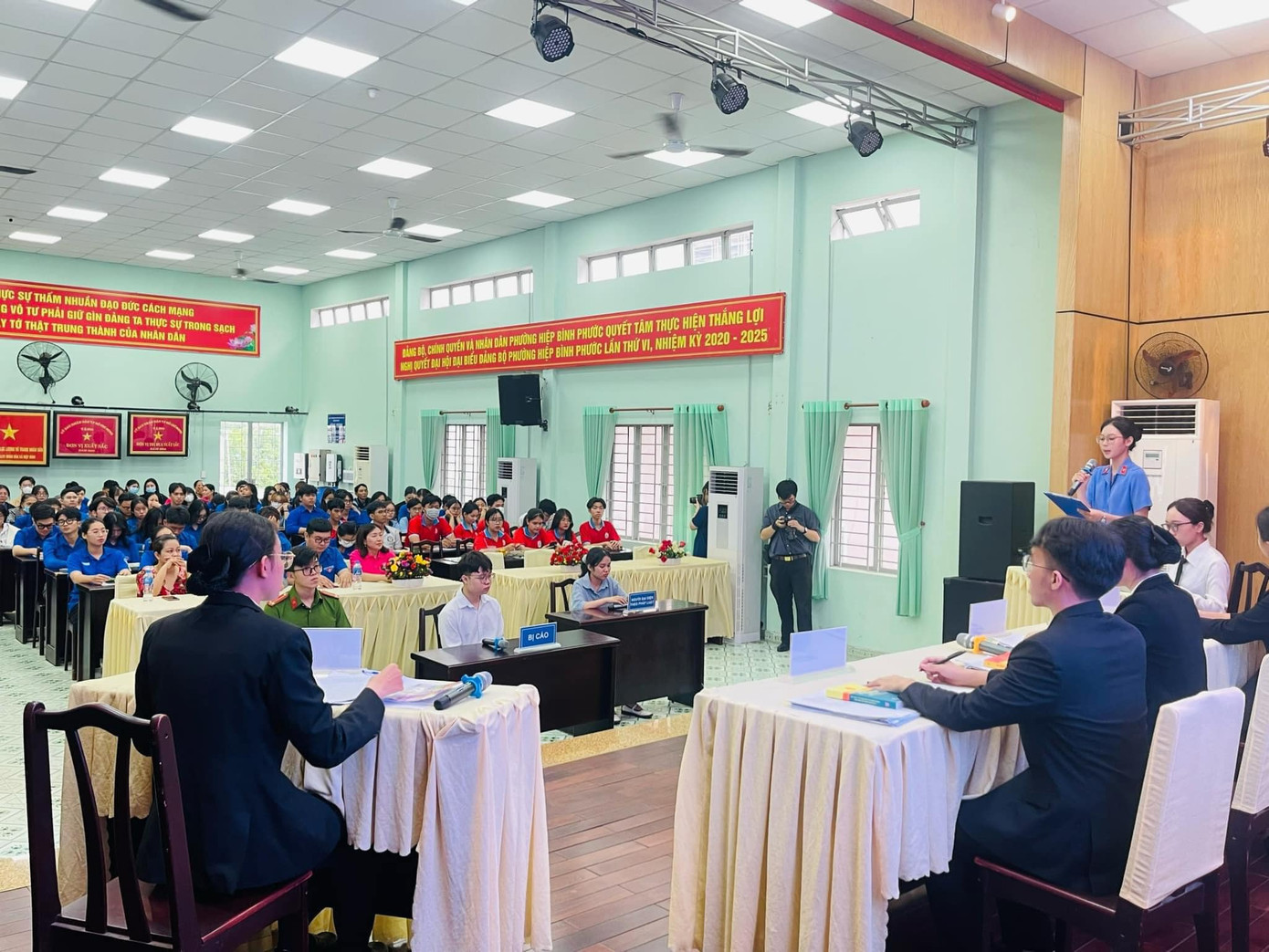 Dù là phiên toà giả định nhưng quy trình, diễn biến phiên toà được diễn ra đúng trình tự, thủ tục tố tụng, xét xử sơ thẩm vụ án mua bán và tàng trữ trái phép chất ma tuý theo Bộ Luật hình sự. Ảnh: Chiến dịch Hoa Phượng Đỏ TP.HCM Dù là phiên toà giả định nhưng quy trình, diễn biến phiên toà được diễn ra đúng trình tự, thủ tục tố tụng, xét xử sơ thẩm vụ án mua bán và tàng trữ trái phép chất ma tuý theo Bộ Luật hình sự. Ảnh: Chiến dịch Hoa Phượng Đỏ TP.HCM