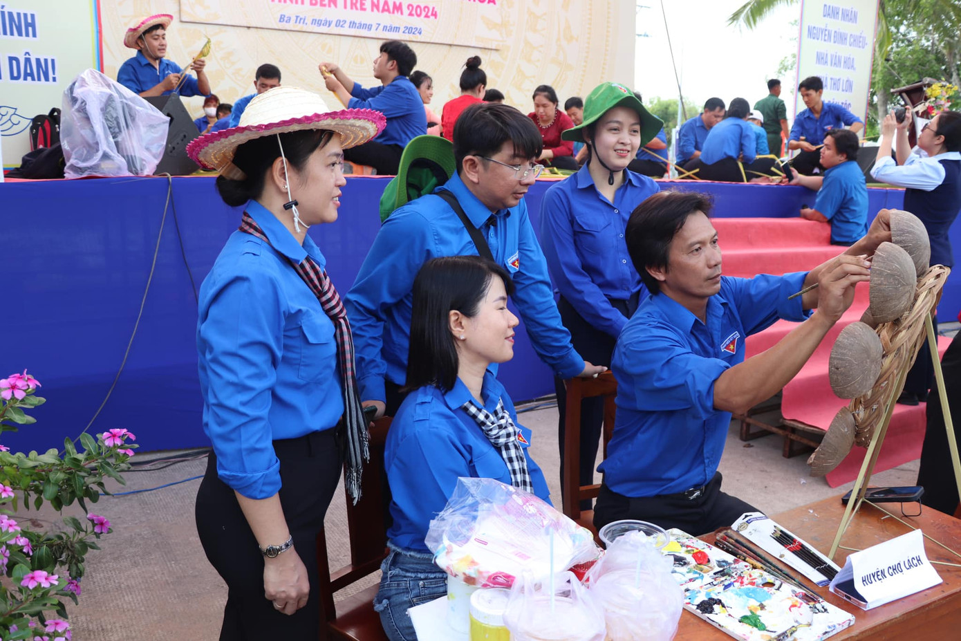 Các đoàn viên thanh niên thi vẽ tranh trên giáo dừa. Ảnh: Tuổi Trẻ Bến Tre Các đoàn viên thanh niên thi vẽ tranh trên giáo dừa. Ảnh: Tuổi Trẻ Bến Tre