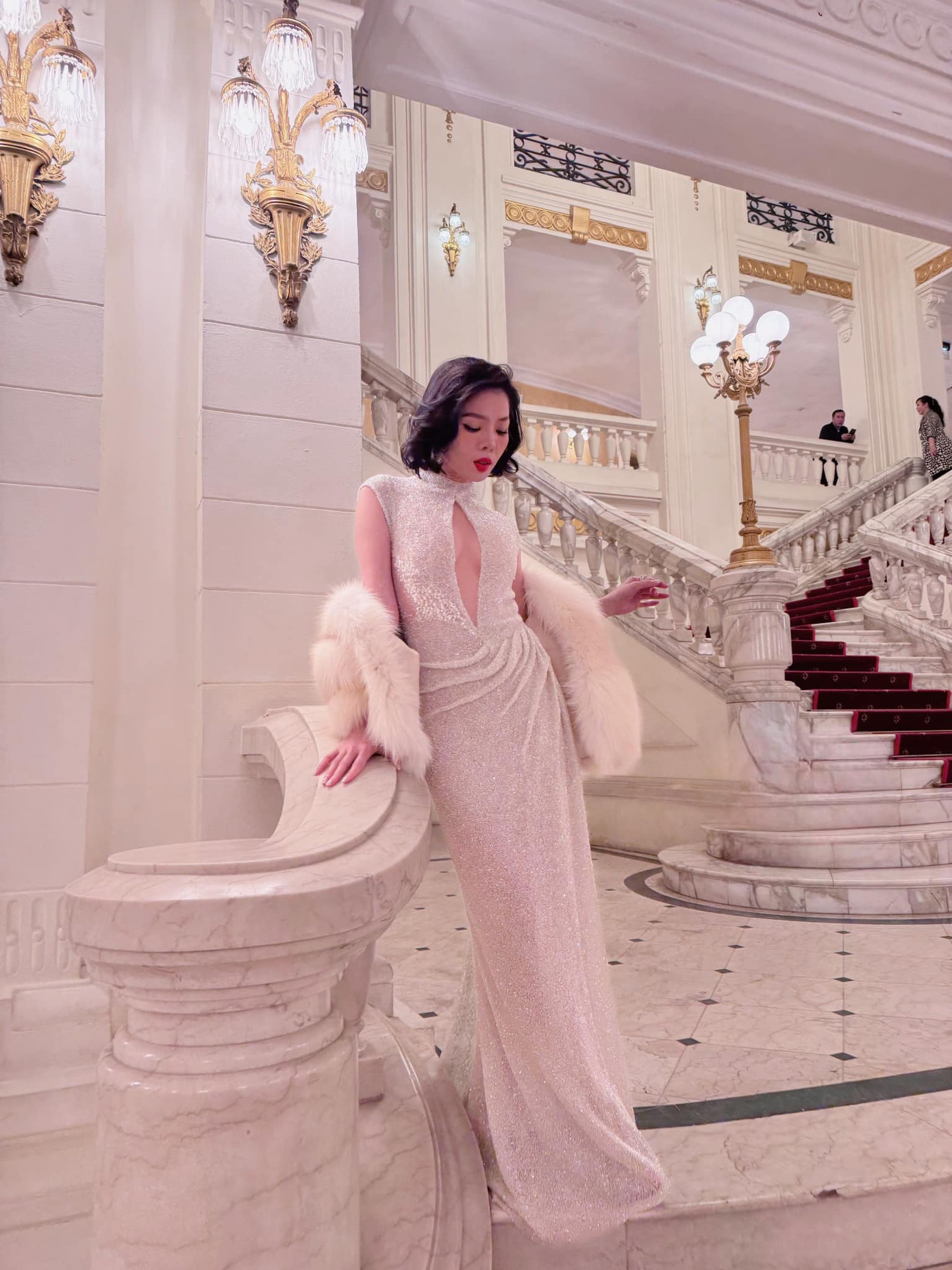 Lệ Quyên trông sang trọng nhất là khi diện những chiếc váy nhẹ nhàng.