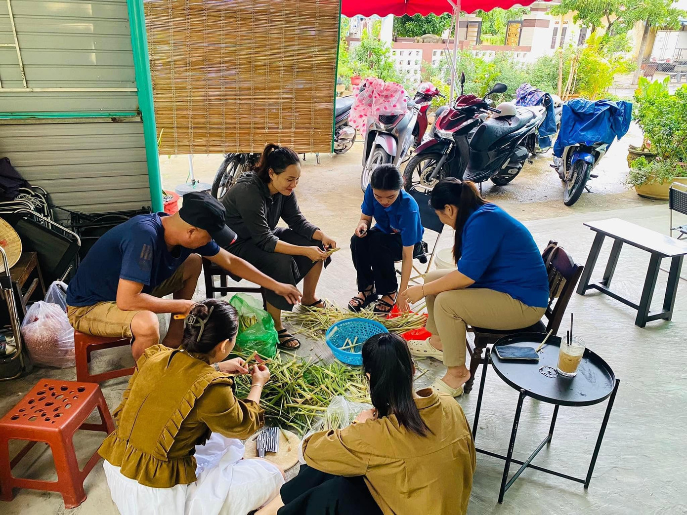 Không chỉ có bánh chưng bánh tét, cá khô, ruốc sả - những món ăn thân quen của bà con miền Trung mùa mưa bão cũng được chuẩn bị để gửi đi. Ảnh: Fanpage Quảng Trị 24h Không chỉ có bánh chưng bánh tét, cá khô, ruốc sả - những món ăn thân quen của bà con miền Trung mùa mưa bão cũng được chuẩn bị để gửi đi. Ảnh: Fanpage Quảng Trị 24h