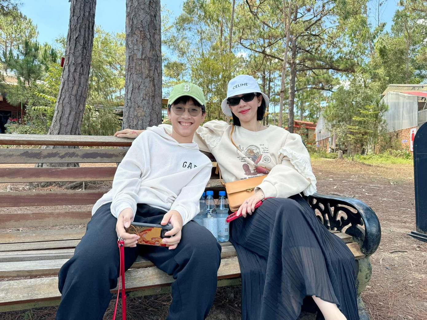 Vợ chồng Thu Trang - Tiến Luật và con trai đi du lịch Đà Lạt.