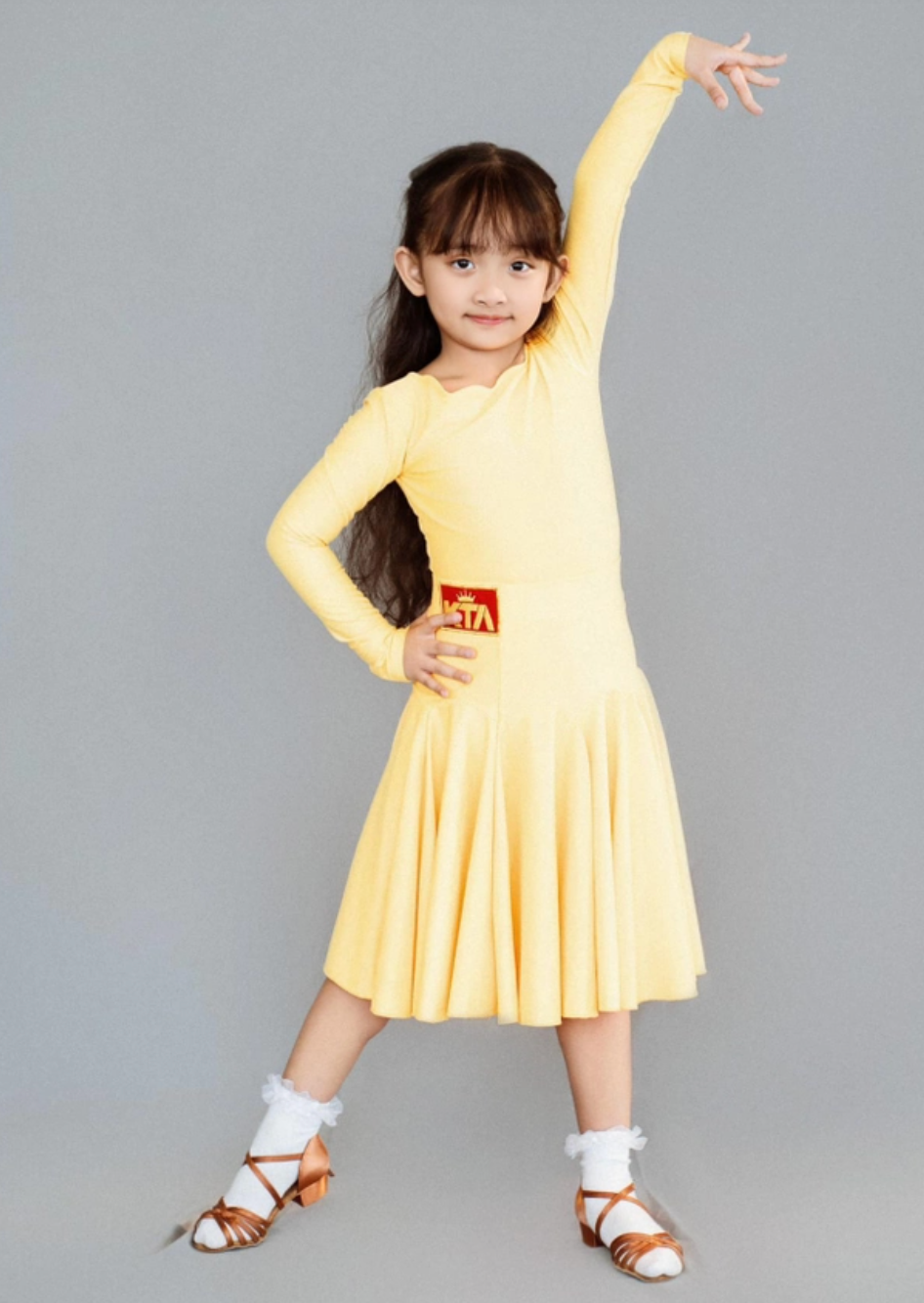 Theo truyền thống gia đình, bé Anna Vương Diễm hiện đang tiếp xúc với bộ môn dancesport. Cô bé vừa tốt nghiệp mẫu giáo và chuẩn bị bước vào tiểu học Theo truyền thống gia đình, bé Anna Vương Diễm hiện đang tiếp xúc với bộ môn dancesport. Cô bé vừa tốt nghiệp mẫu giáo và chuẩn bị bước vào tiểu học