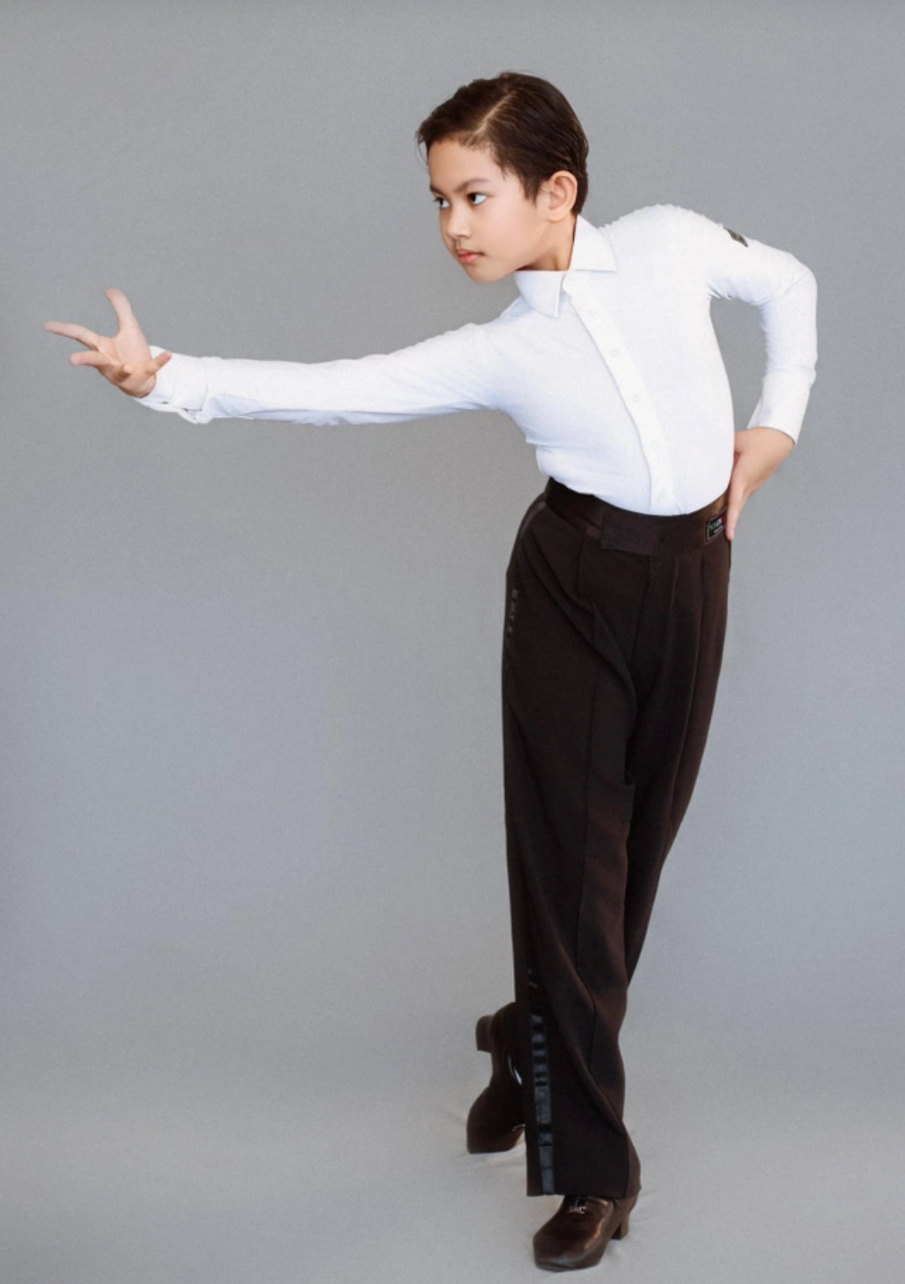 Anh trai cả Kubi Minh Cường với thiên phú và sự hỗ trợ của bố mẹ đã cùng bạn diễn Linh San giành ngôi vô địch thế giới nội dung thiếu nhi vào năm 8 tuổi. Anh trai cả Kubi Minh Cường với thiên phú và sự hỗ trợ của bố mẹ đã cùng bạn diễn Linh San giành ngôi vô địch thế giới nội dung thiếu nhi vào năm 8 tuổi.