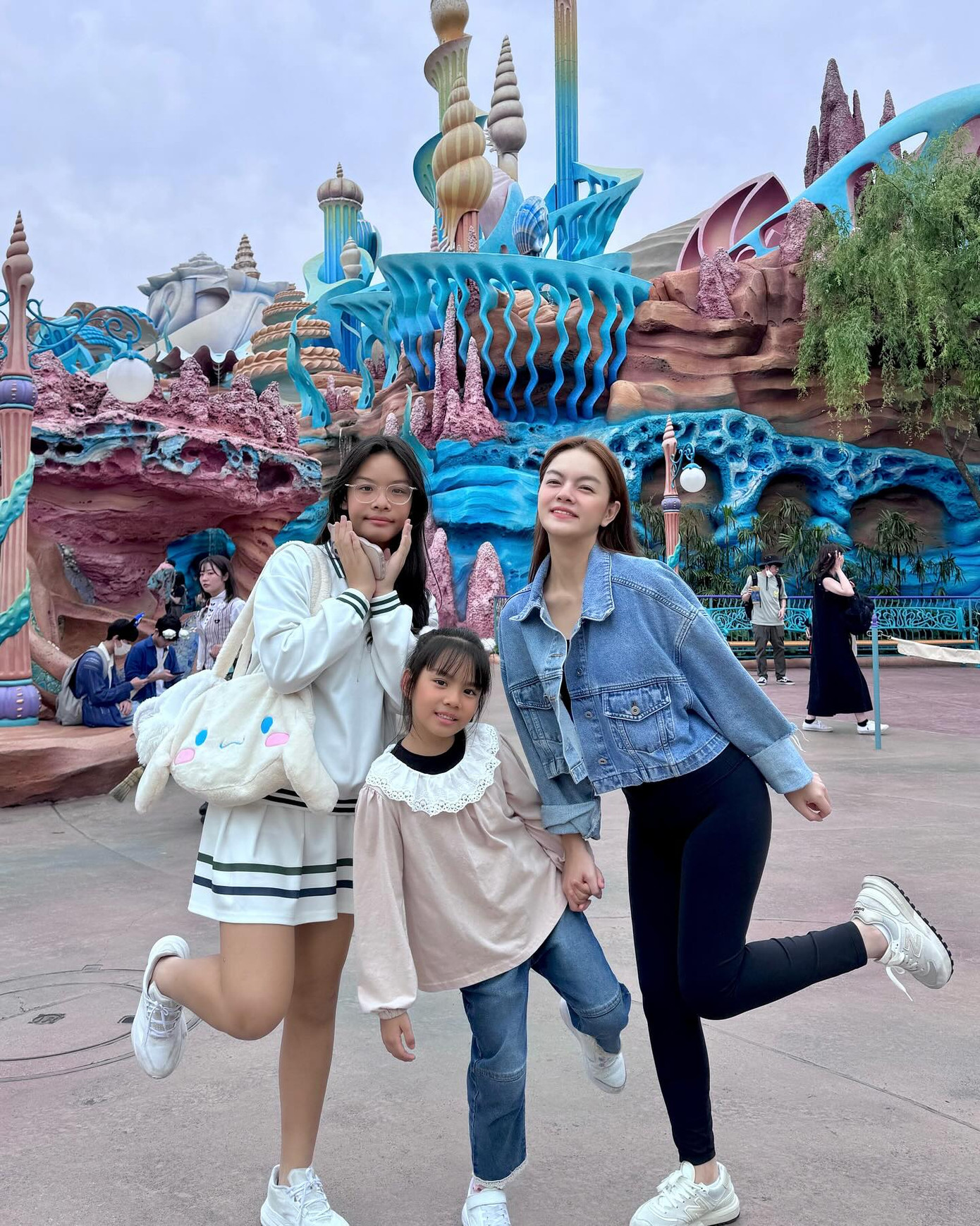 Phạm Quỳnh Anh cùng các con tung hoành khắp khu công viên Disneyland ở Nhật.