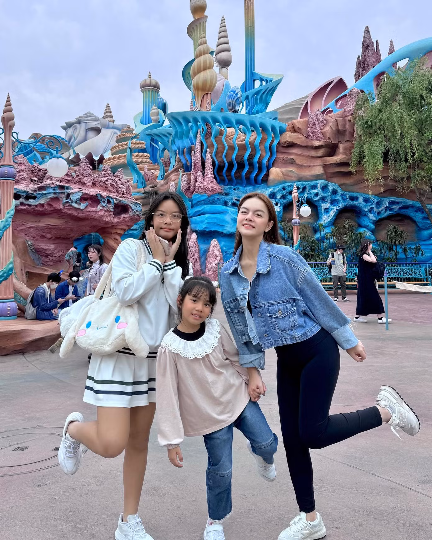 Phạm Quỳnh Anh cùng các con tung hoành khắp khu công viên Disneyland ở Nhật.