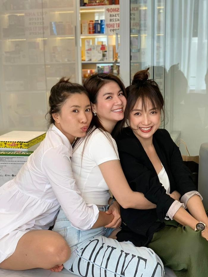 Dù để mặt mộc nhưng các "bóng hồng" trong phim vẫn trẻ trung không tì vết. Dù để mặt mộc nhưng các "bóng hồng" trong phim vẫn trẻ trung không tì vết.