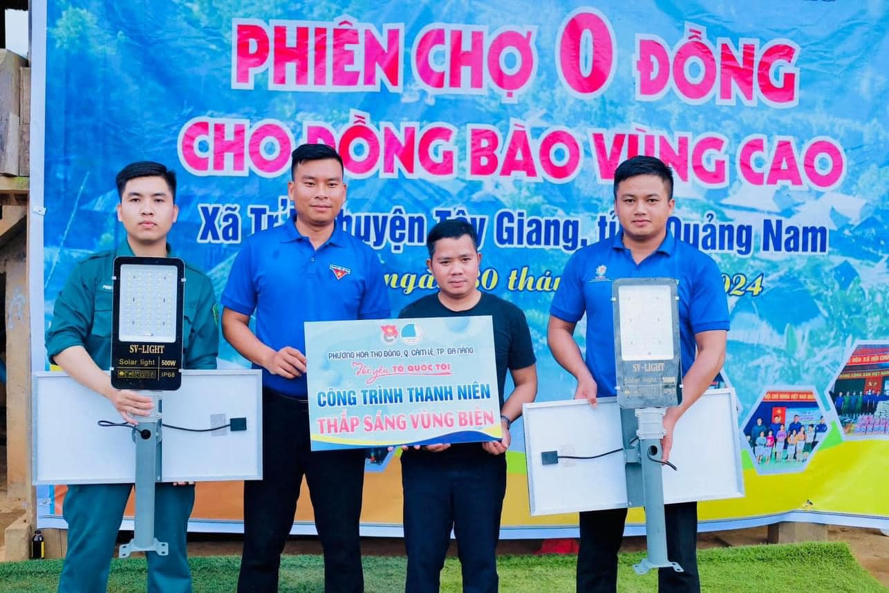 Đoàn Thanh niên phường Hòa Thọ Đông tổ chức trao tặng Công trình thanh niên "Thắp sáng vùng biên" gồm: 02 bộ đèn năng lượng mặt trời trị giá 4 triệu đồng. Ảnh: Tuổi trẻ Đà Nẵng