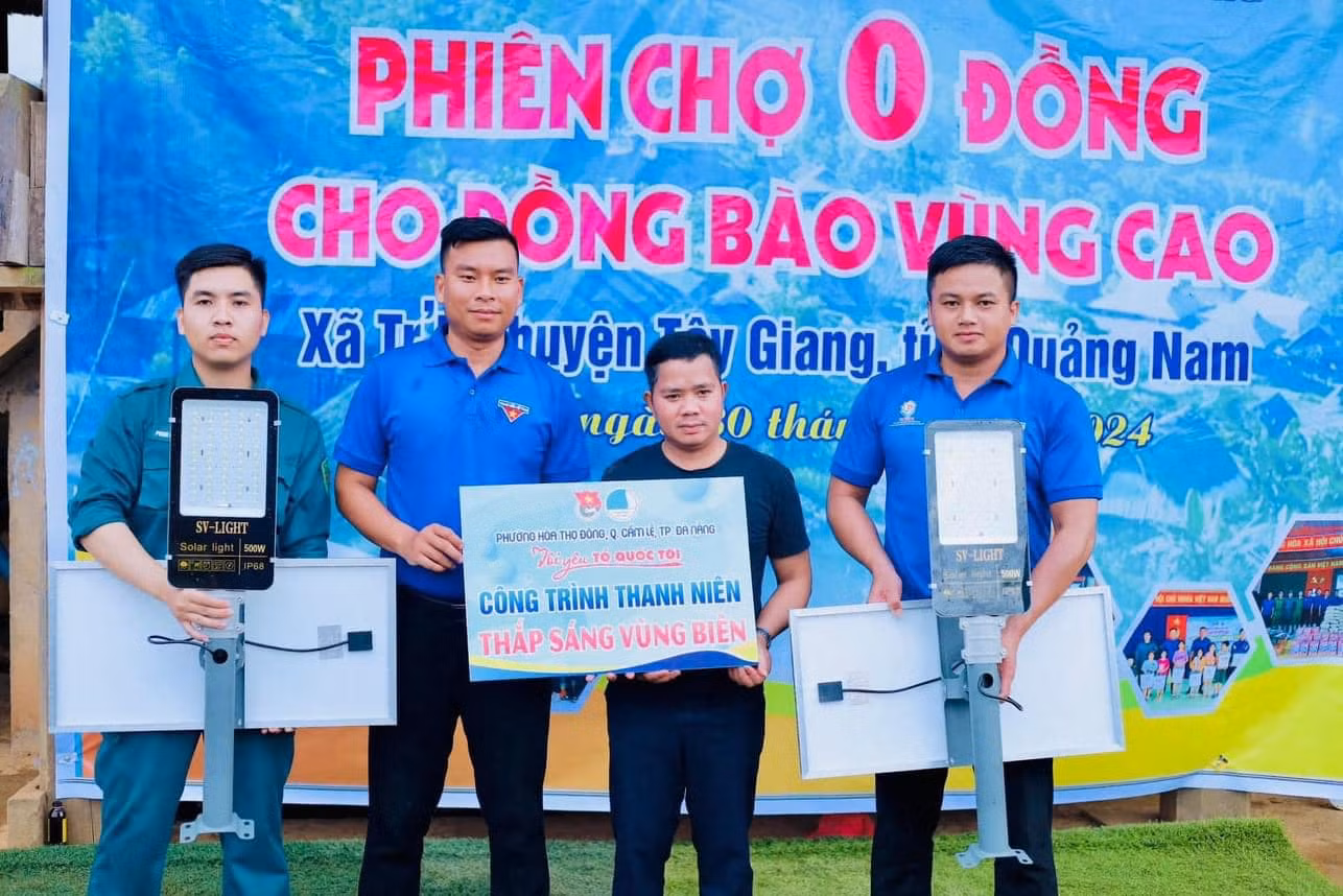 Đoàn Thanh niên phường Hòa Thọ Đông tổ chức trao tặng Công trình thanh niên "Thắp sáng vùng biên" gồm: 02 bộ đèn năng lượng mặt trời trị giá 4 triệu đồng. Ảnh: Tuổi trẻ Đà Nẵng