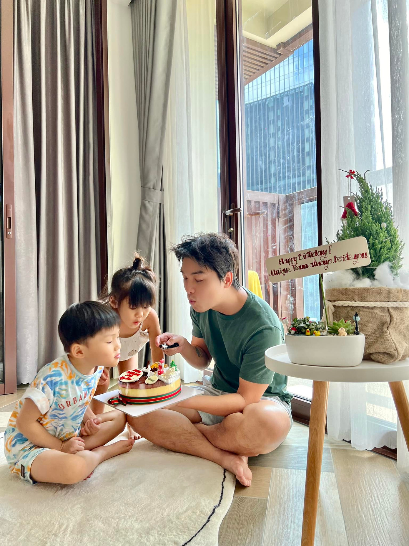 Ngọc Trai thường chia sẻ nhiều khoảnh khắc bên hai con trên mạng xã hội. Ngọc Trai thường chia sẻ nhiều khoảnh khắc bên hai con trên mạng xã hội.