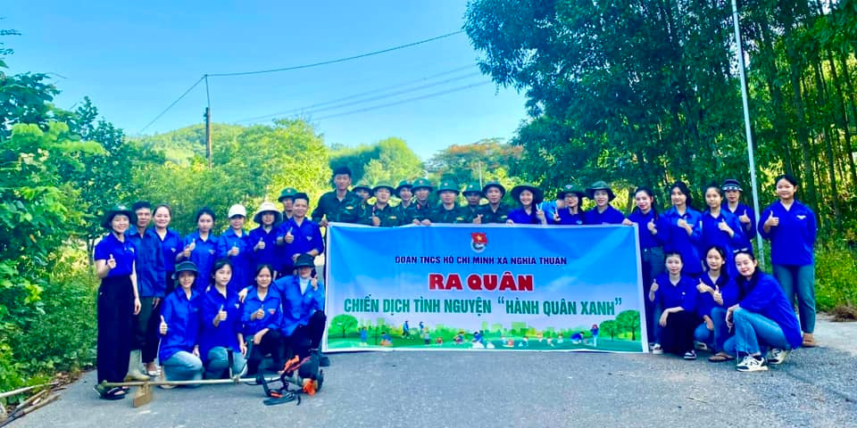 Hơn 20 đoàn viên thanh niên cùng các chiến sĩ đã tham gia hoạt động phát quang tuyến đường. Ảnh: Thị đoàn Thái Hòa Hơn 20 đoàn viên thanh niên cùng các chiến sĩ đã tham gia hoạt động phát quang tuyến đường. Ảnh: Thị đoàn Thái Hòa